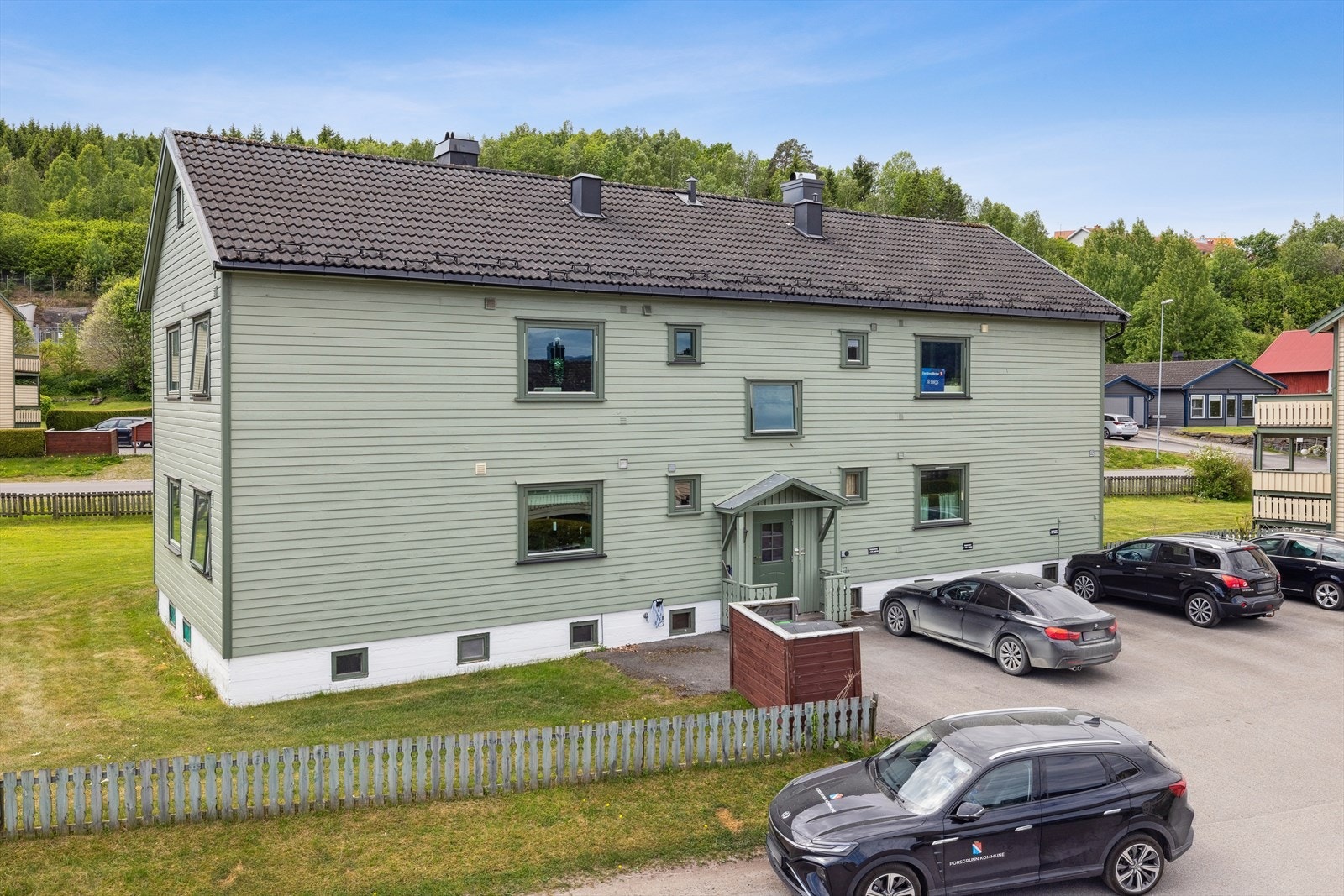 Tomten er felleseid av borettslaget. Flatt tomt, delvis inngjerdet. Galleribilde