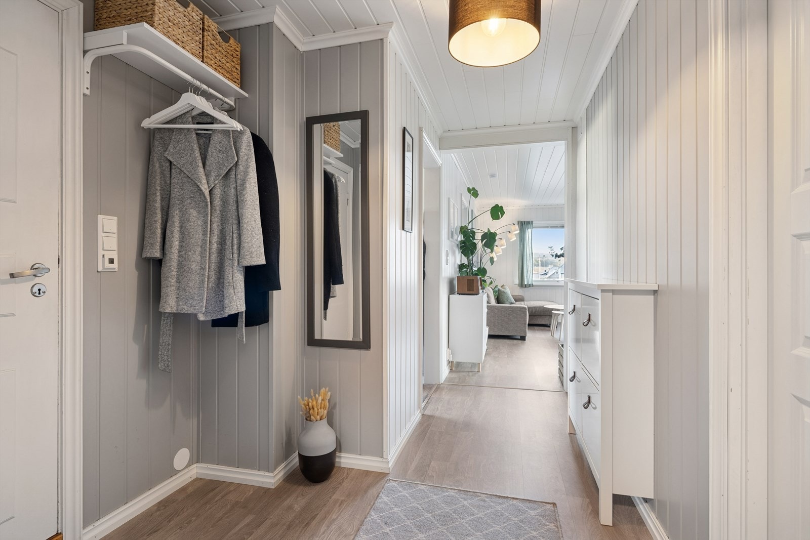 Trivelig og luftig entrè som ønsker deg velkommen inn. Galleribilde