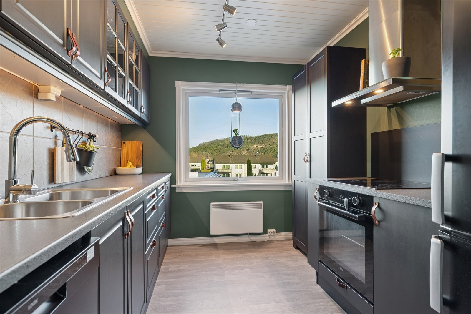 Fint og velutstyrt kjøkken, innredning består av profilerte dør og skuffronter i heltre type IKEA og HTH. Innredning skiftet de senere år. Det rause vinduet gir godt med lysinnslipp. Galleribilde