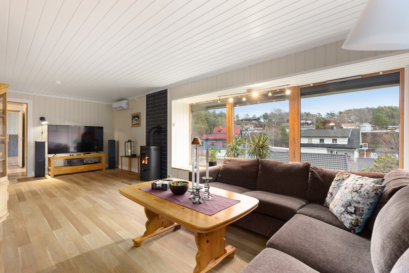 I stuen er det varmepumpe og peisovn. Galleribilde