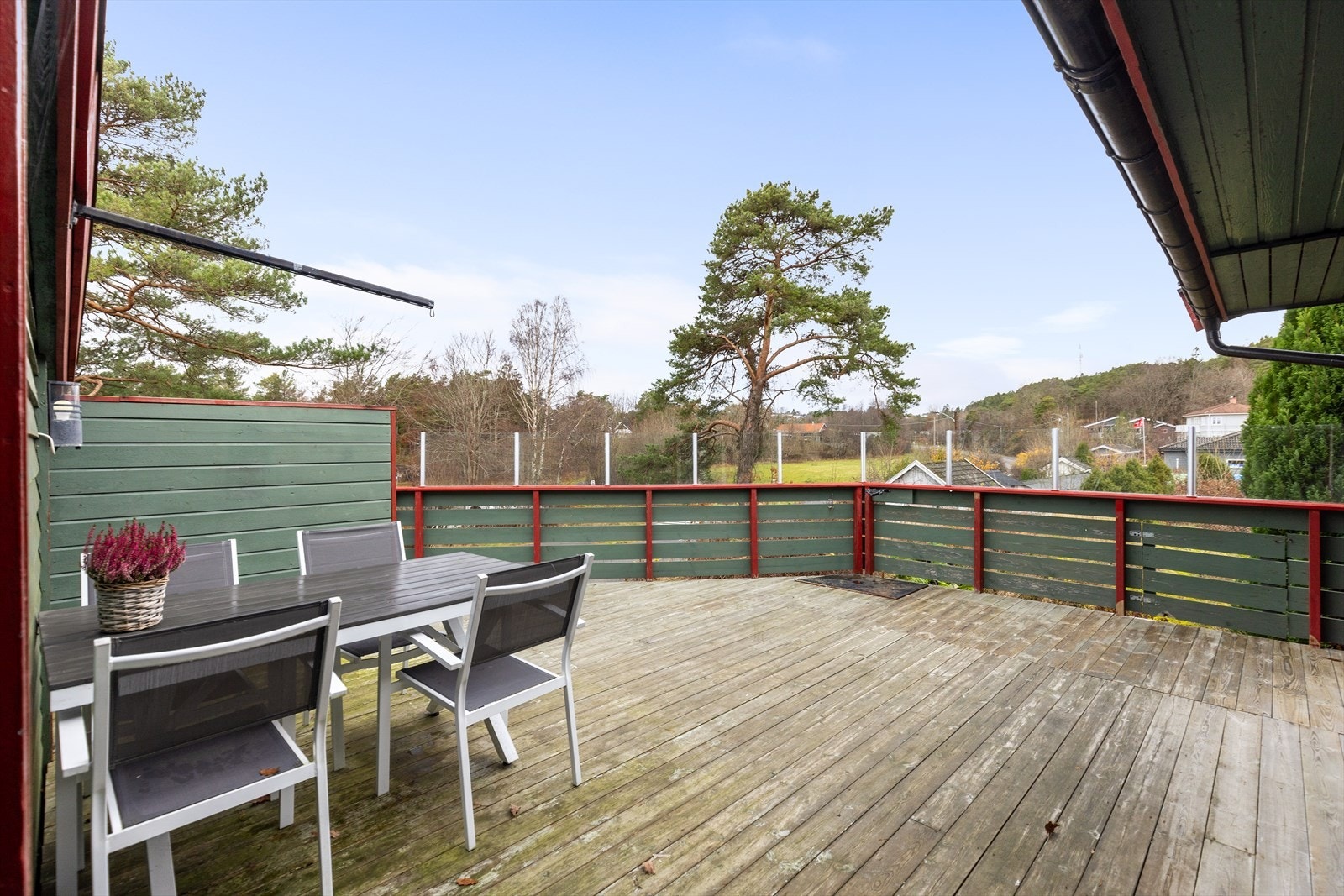 Boligen ligger i et fint og barnevennlig område i Langesund med kort gangavstand til barneskole og ungdomsskole, samt Slåttnes stadion og flotte Krogshavn friområde. Det er ca. 1 km til Langesund sentrum. Galleribilde