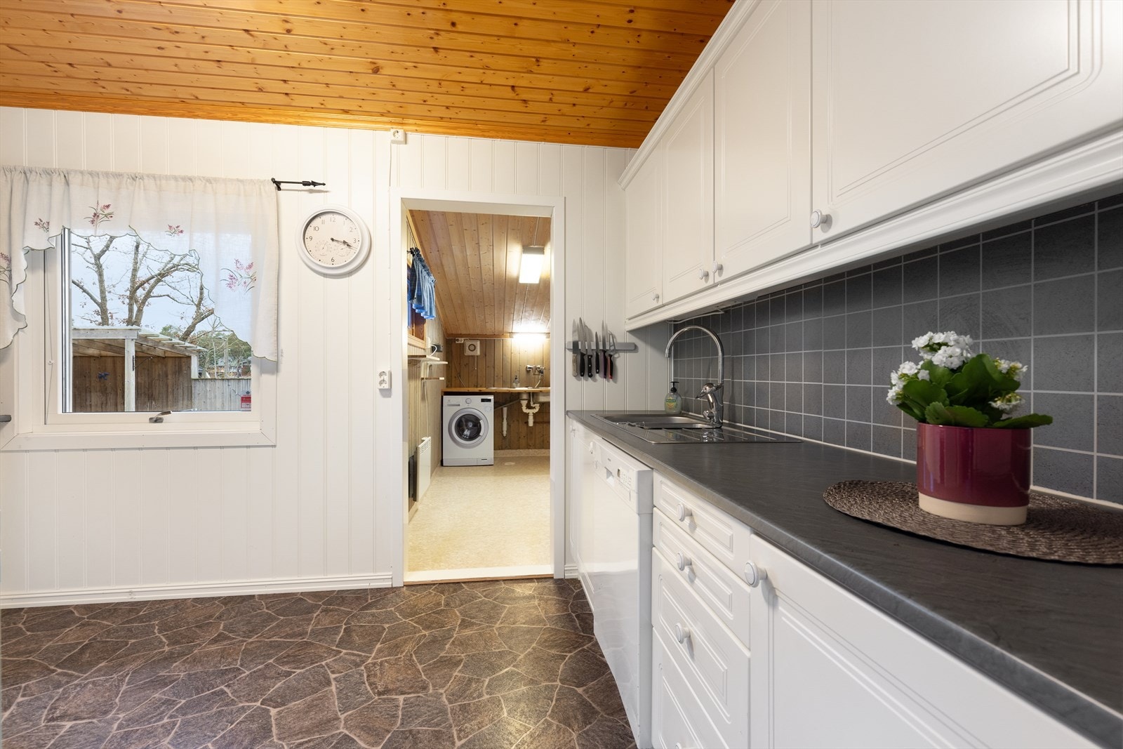 Fra kjøkkenet er det inngang til vaskerommet. Galleribilde