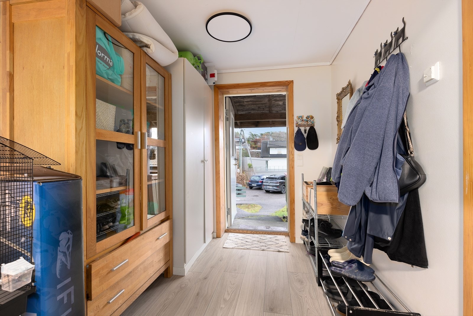 Entré med plass til garderobeskap. Galleribilde