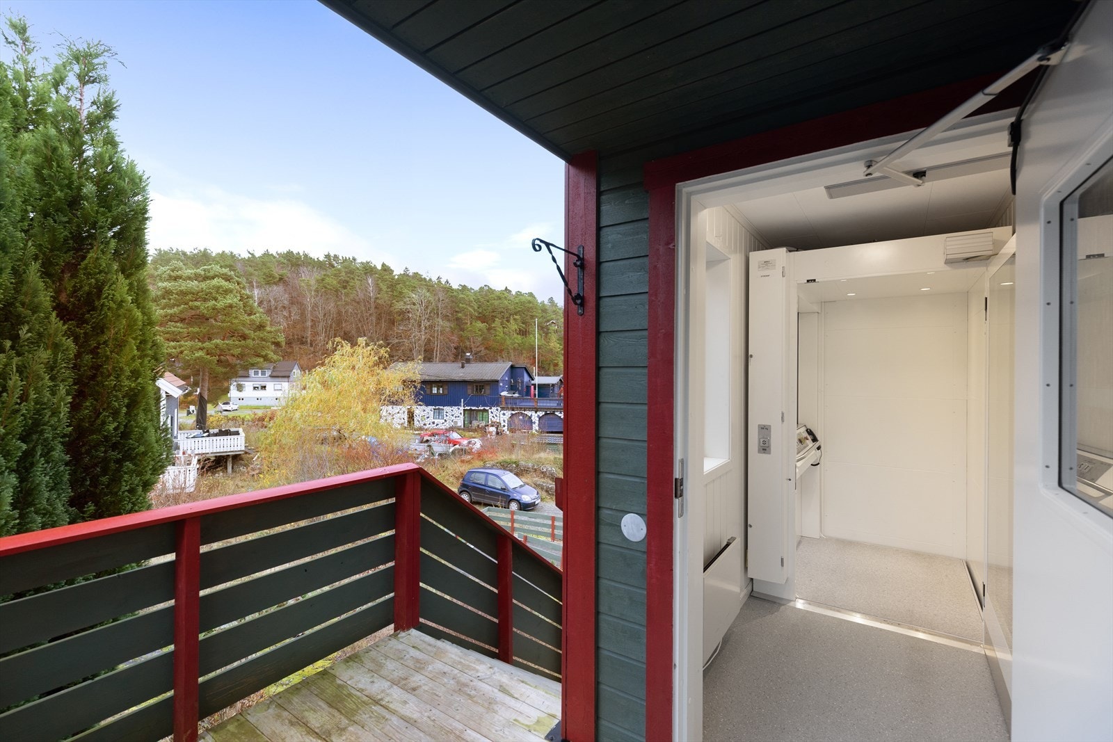 Her er det montert en heis som går fra bakkeplan og opp til boligens uteplass og 1. etasje. Heis kan medfølge ved salg. Galleribilde