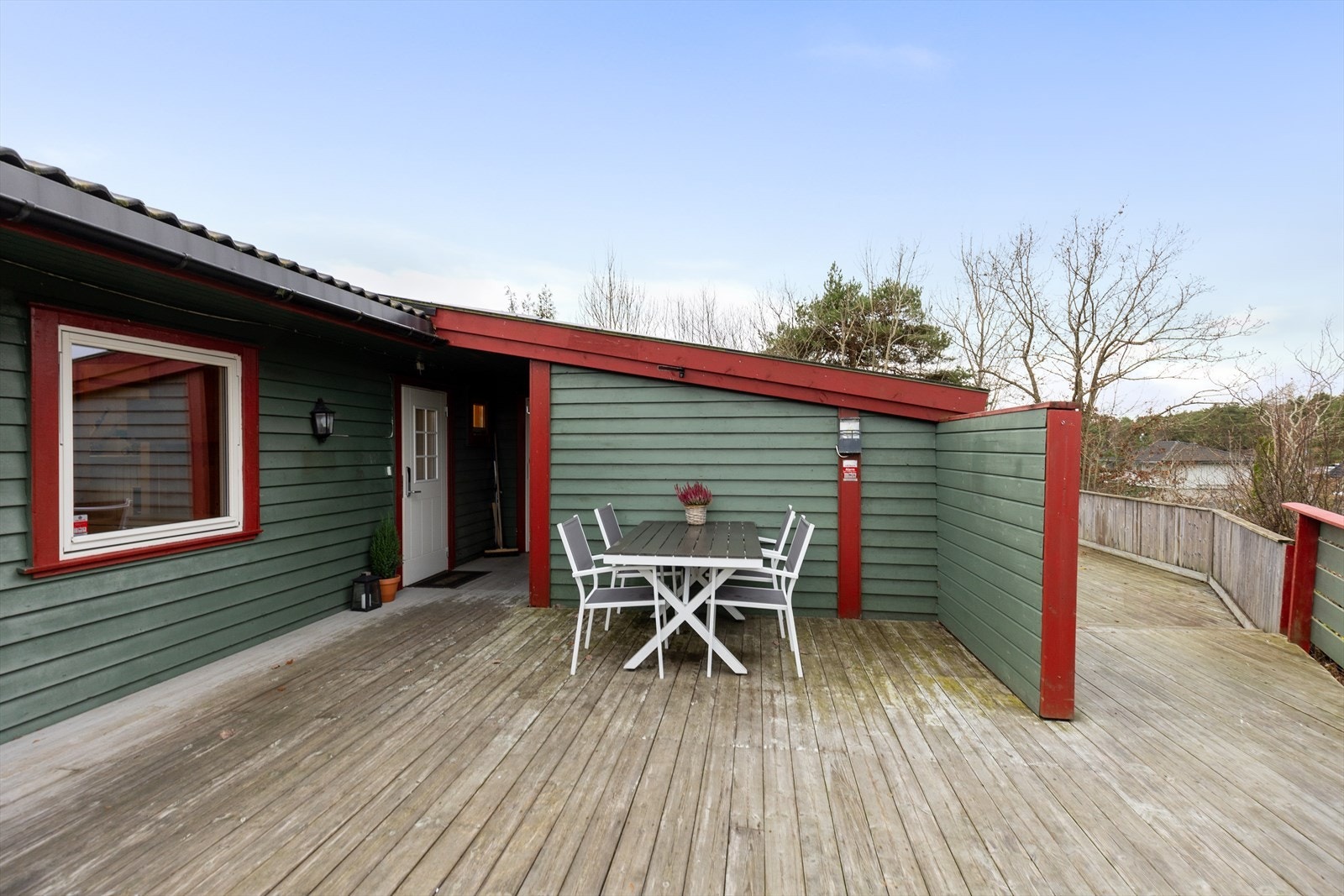 Fra entreen og vaskerommet er det også utgang til verandaen. Galleribilde