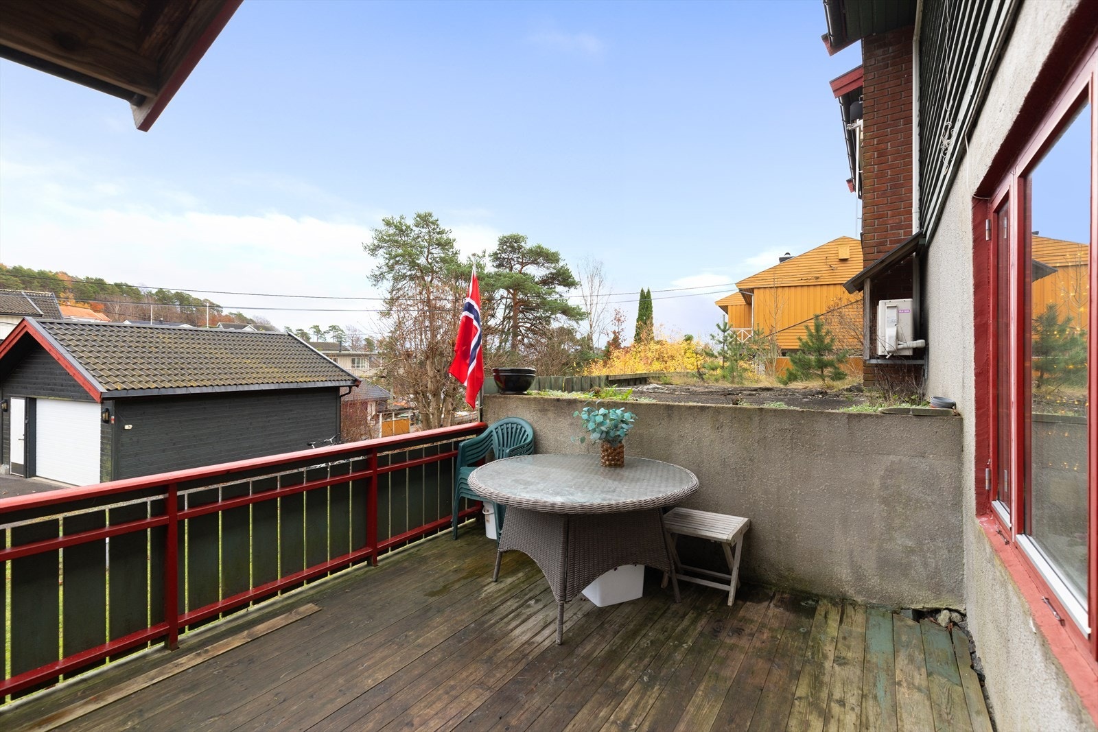 I tilknytning til hybelleiligheten er det en hyggelig veranda med rekkverk beliggende ved inngangspartiet. Galleribilde