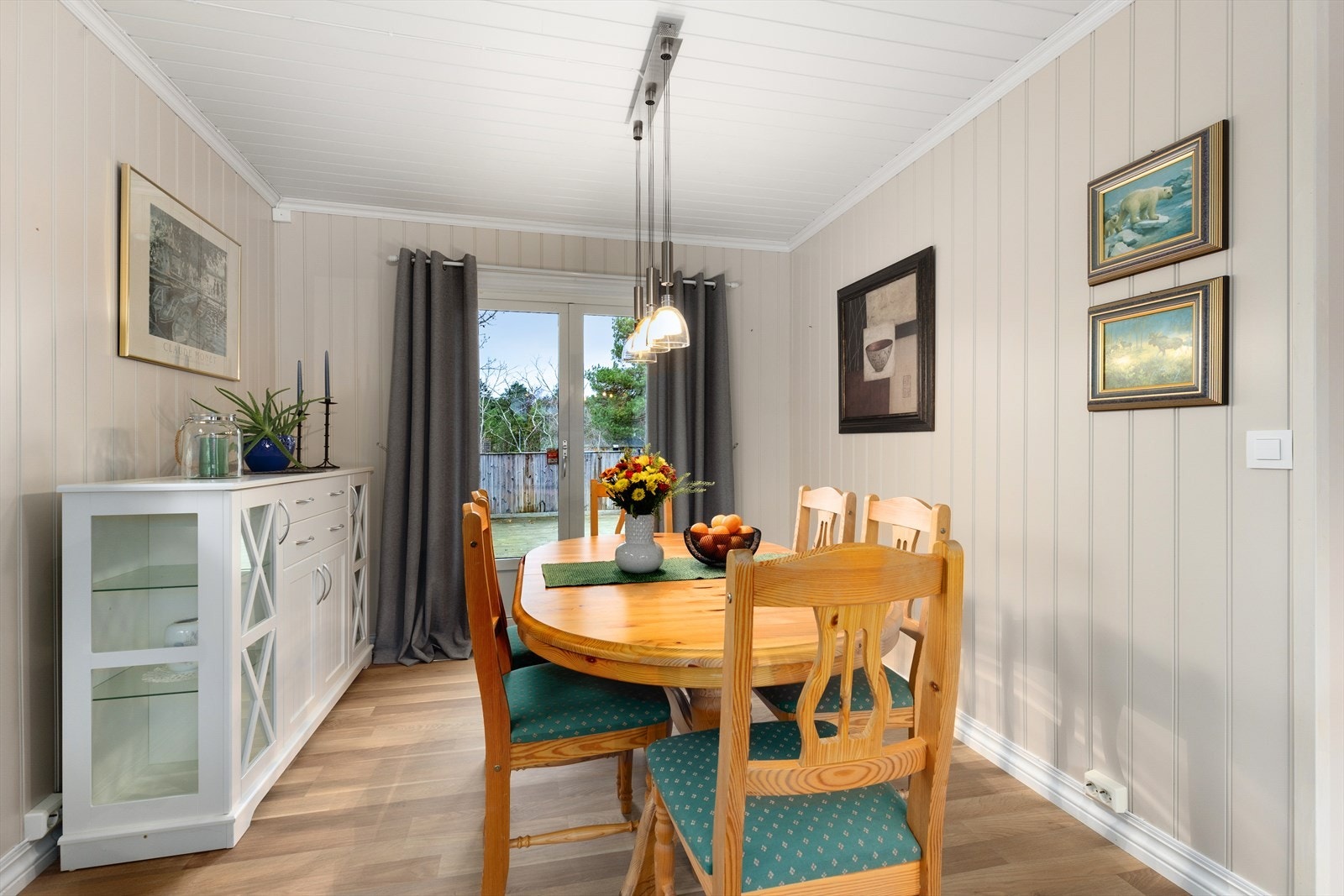 Her er det god plass til både sofagruppe og spisestuebord. Galleribilde