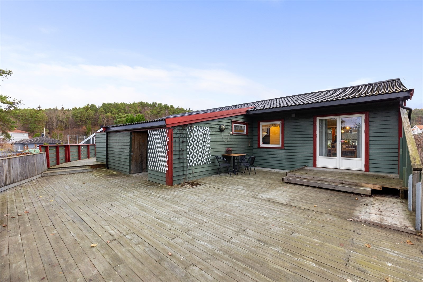 Her har boligen en stor og usjenert veranda fordelt inn i flere soner med gode møbleringsmuligheter. Galleribilde