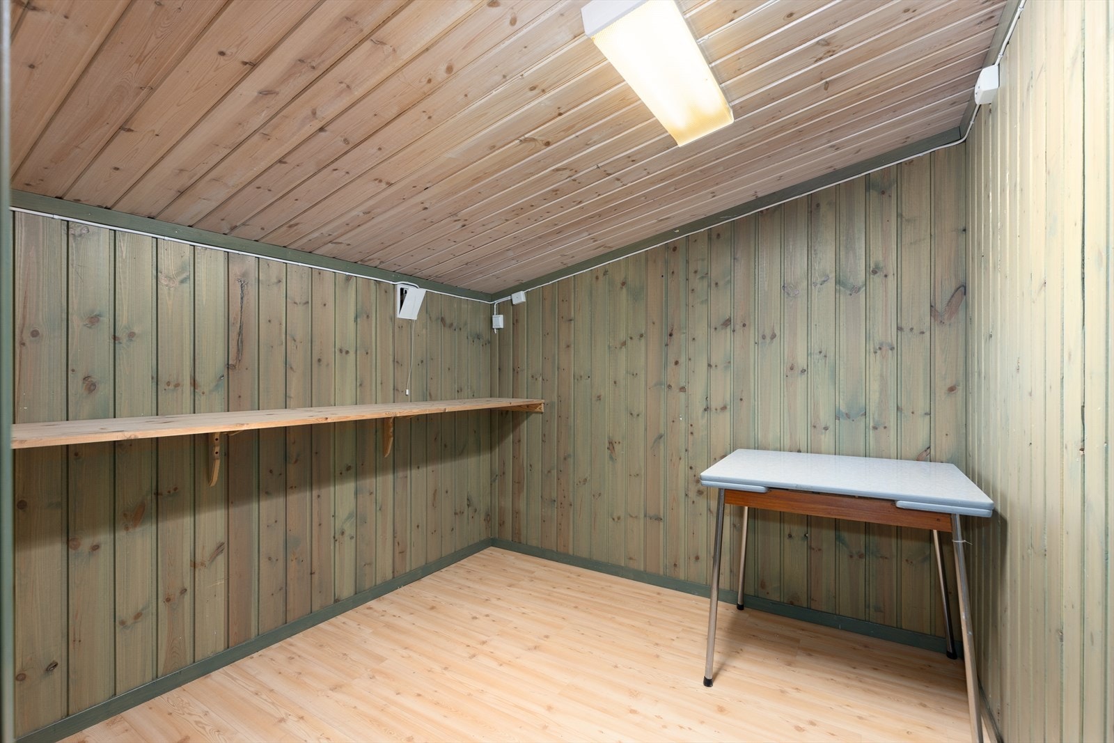 Innenfor vaskerommet har boligen en kjekk bod med god plass til oppbevaring. Galleribilde