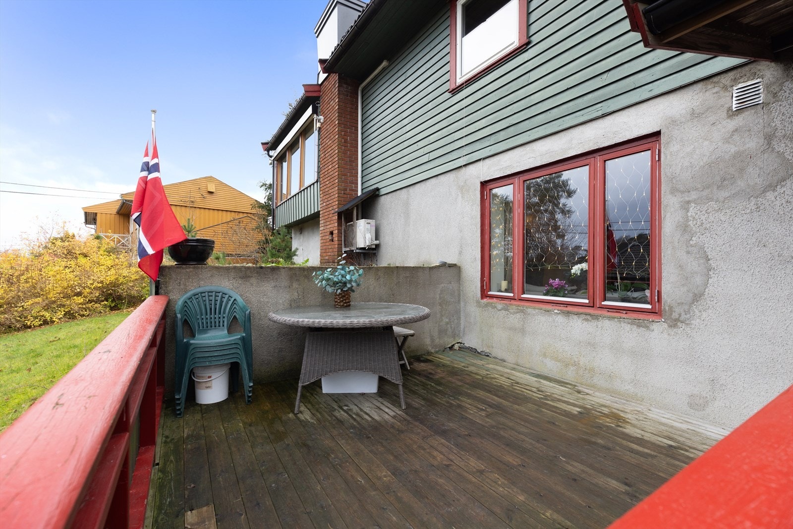 Boligens underetasje ble i 2004 omgjort til en hybelleilighet, og det foreligger ferdigattest på omgjøringen. Galleribilde