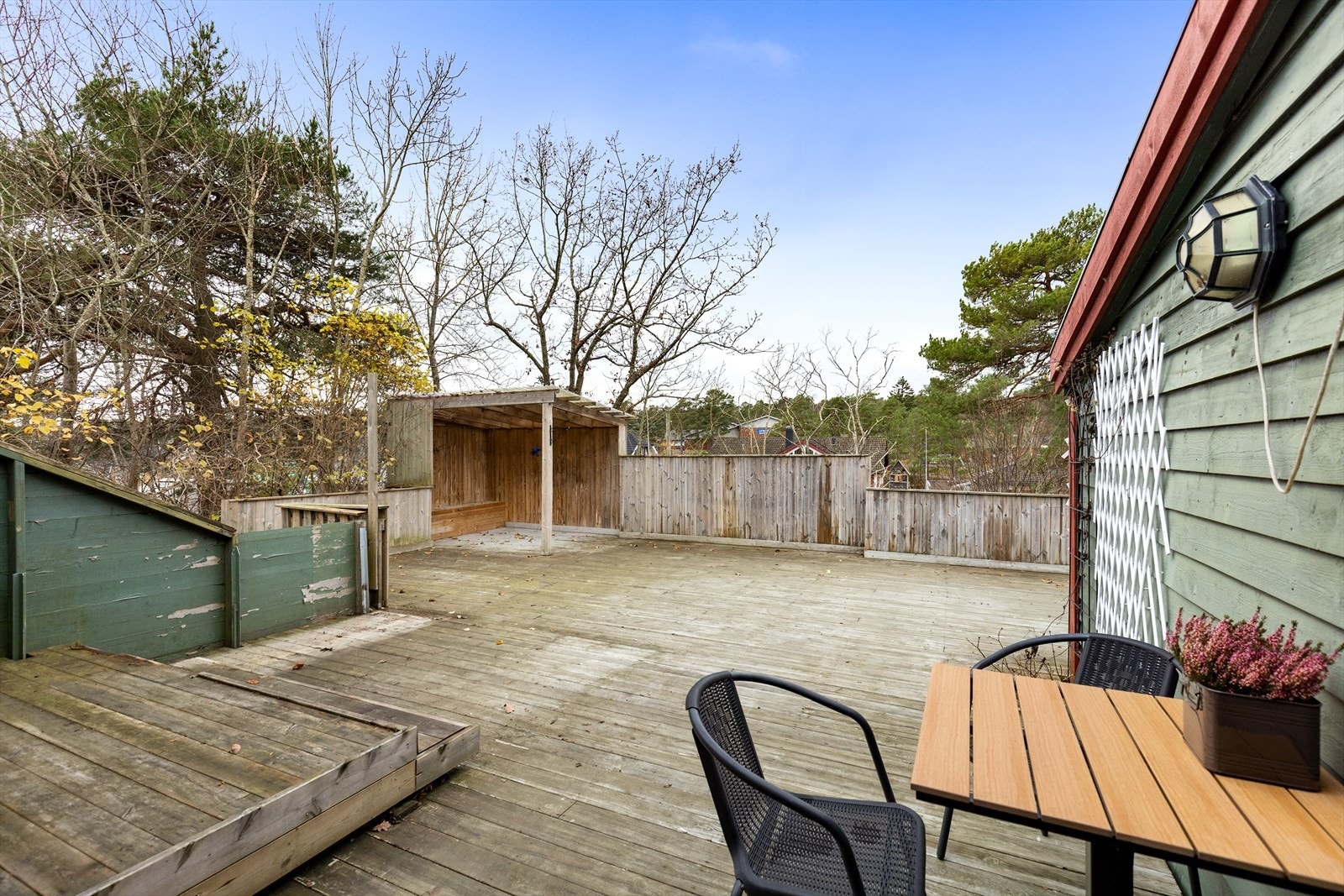 Verandaen har tett rekkverk og en hyggelig pergola. Galleribilde