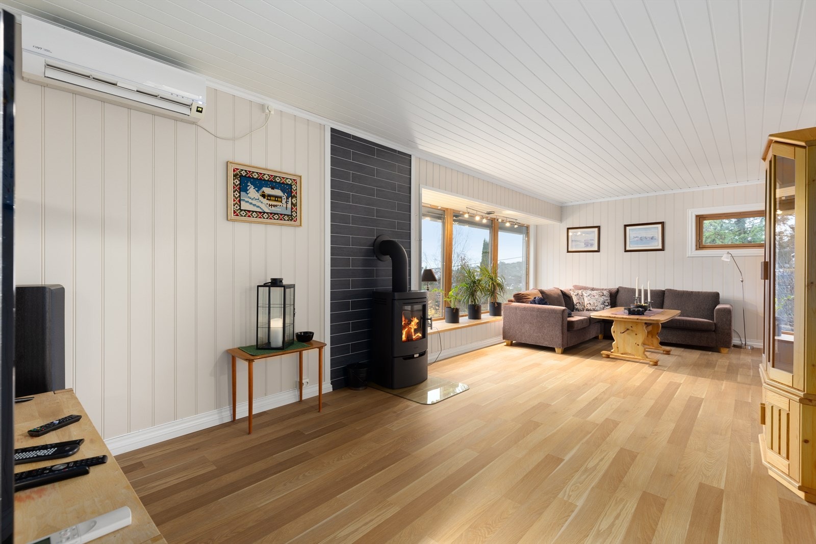 Boligen fremstår som en hyggelig og innholdsrik bolig fra 1965, omgjort og tilbygget i senere tid. Galleribilde