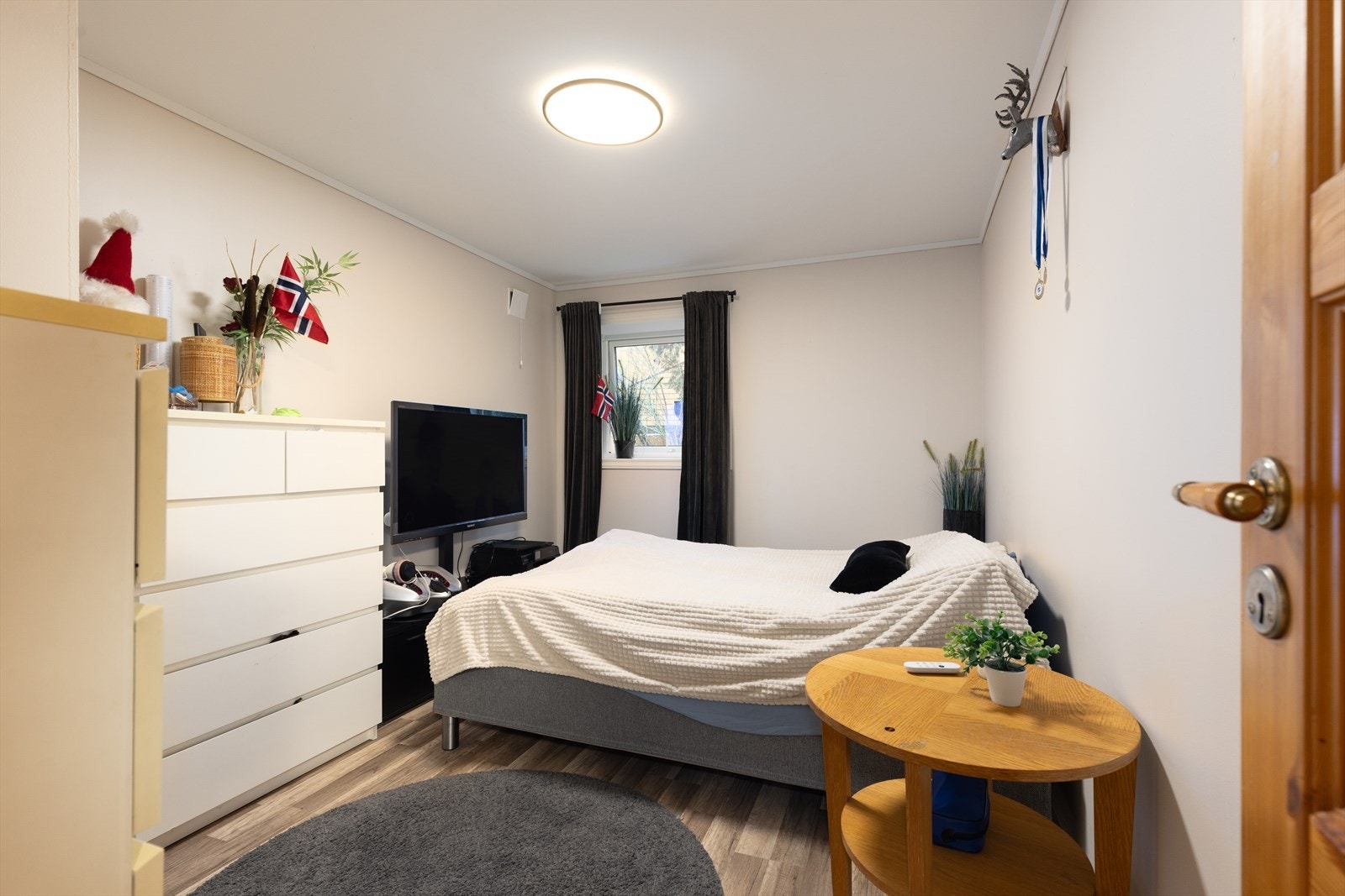 Det er i tillegg to bodrom som i dag benyttes til soverom. Disse rommene er ikke godkjent for varig opphold. Galleribilde