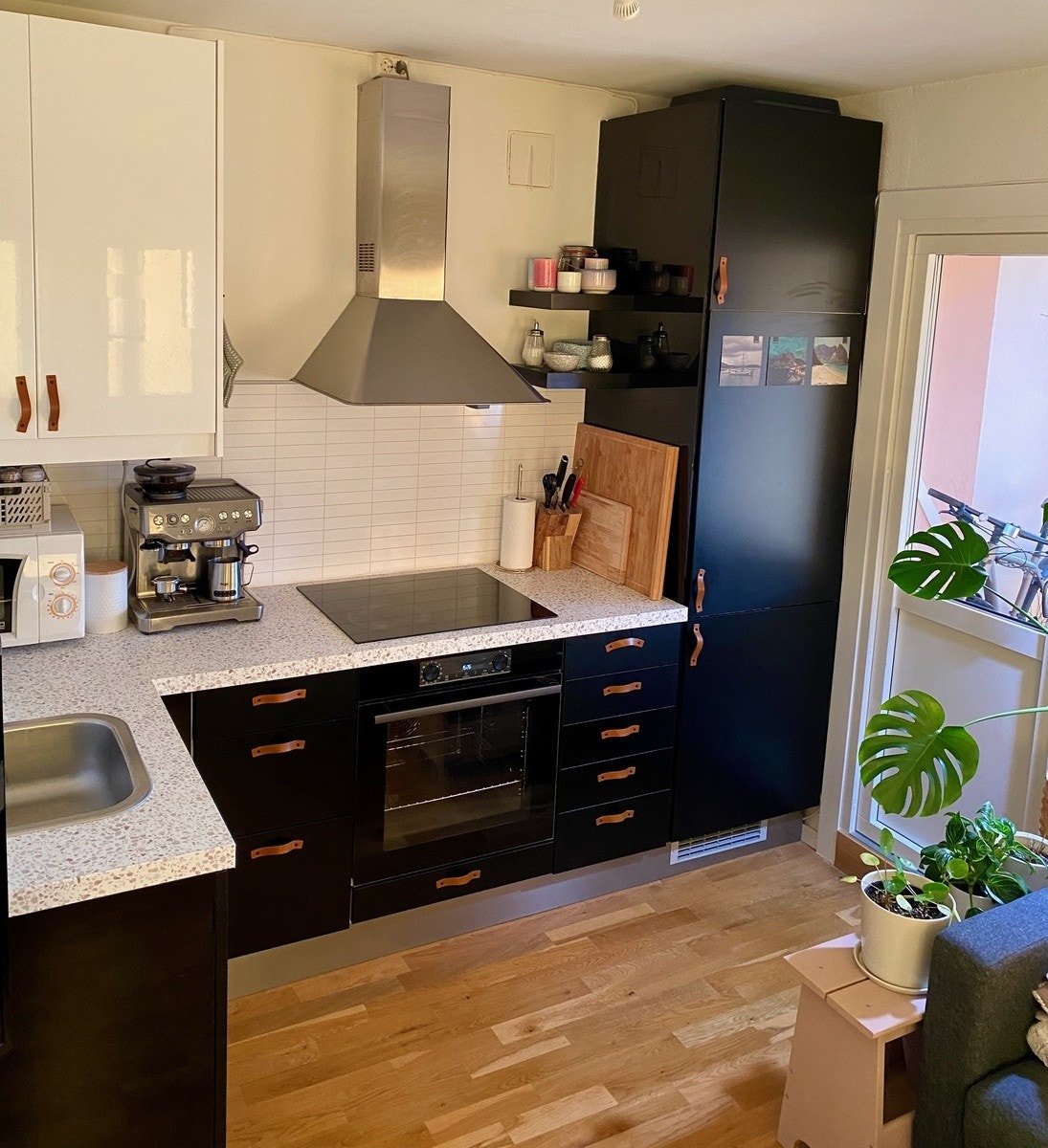 Kjøkken inkluderer hvitevarer Galleribilde