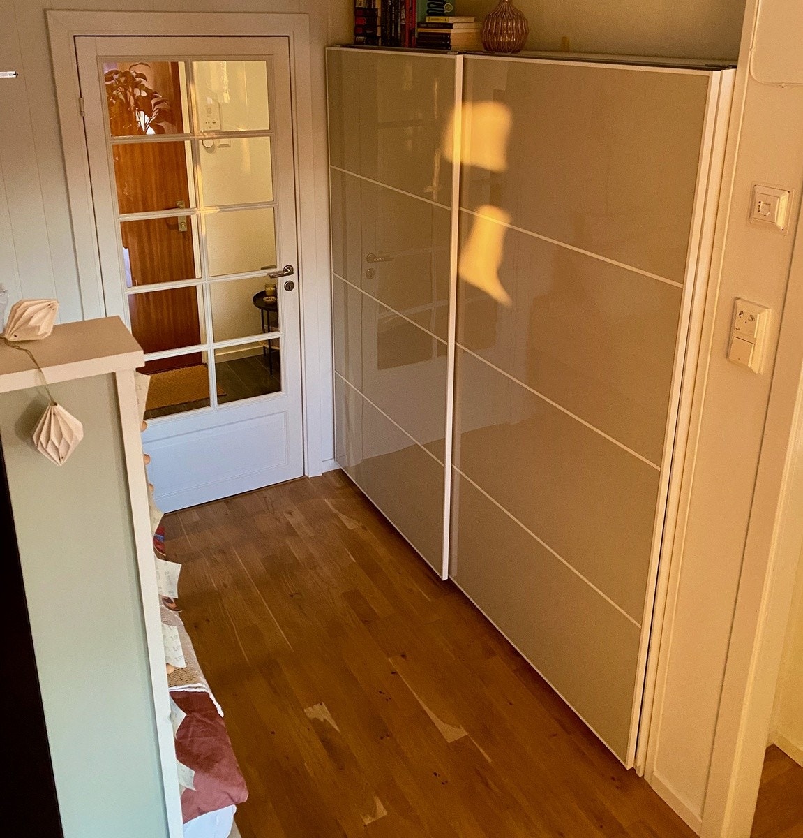 Romslig klesskap Galleribilde