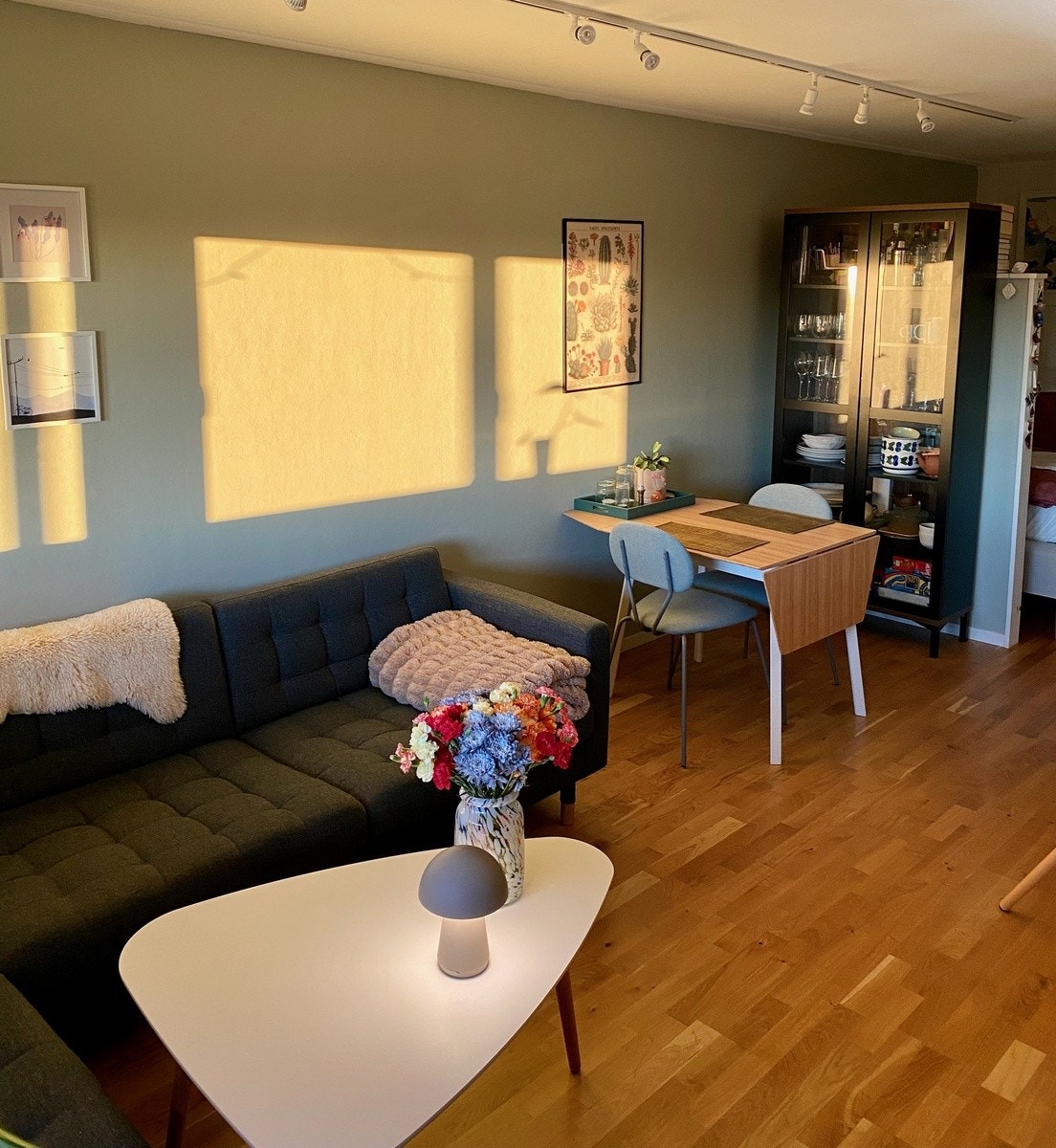 Stue med god plass til både spisesone og stor sofa Galleribilde