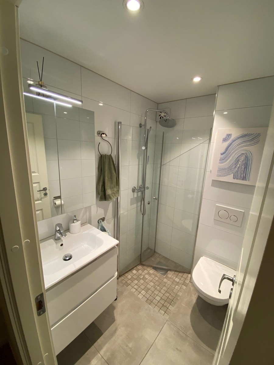 Moderne baderom med varme i gulv Galleribilde