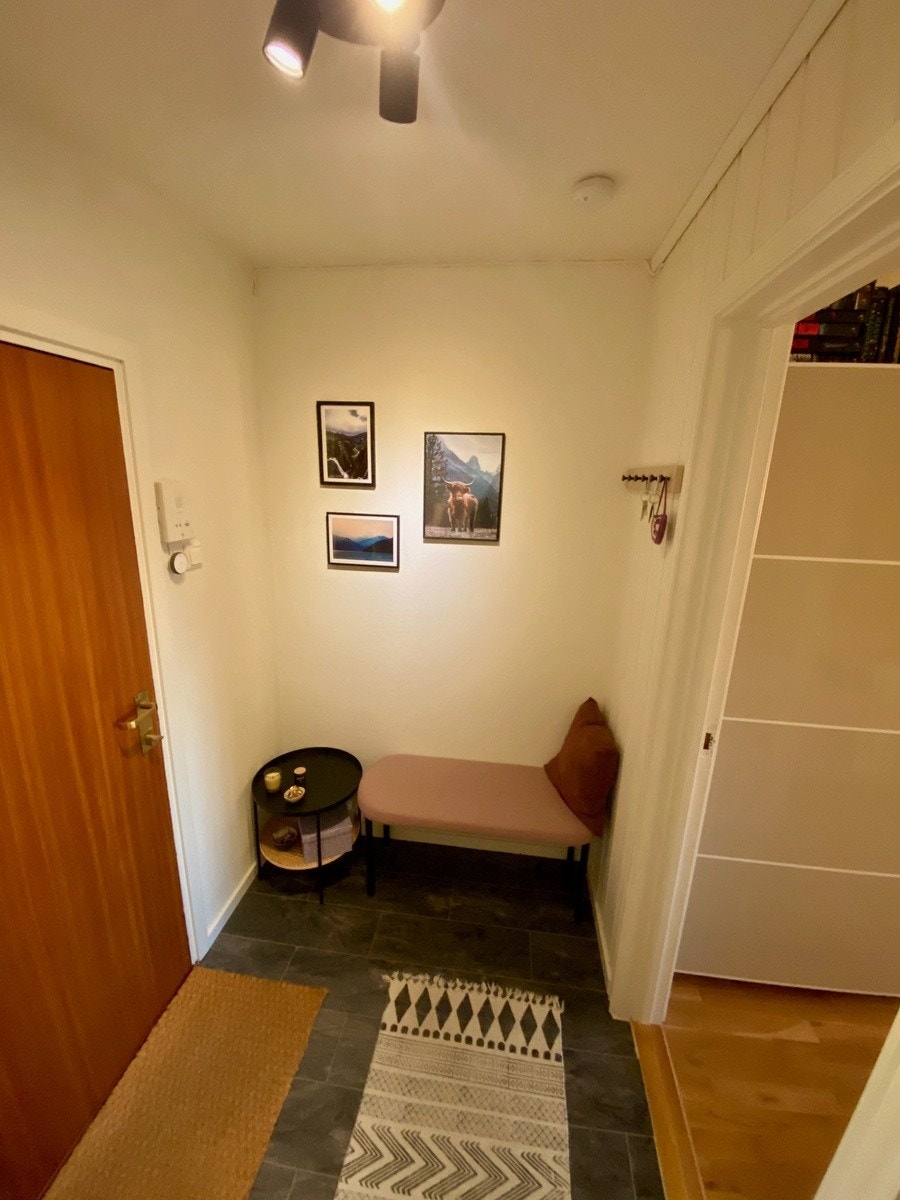 Yttergang som praktisk skiller korridoren fra resten av leiligheten Galleribilde