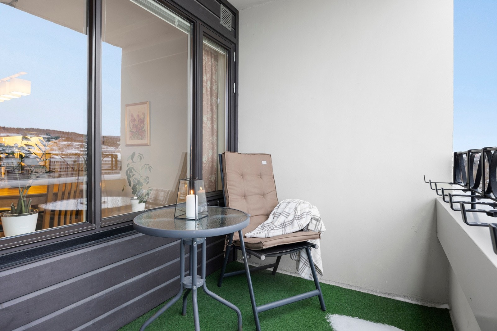 Balkong med plass til en liten sittegruppe, perfekt for morgenkaffen Galleribilde