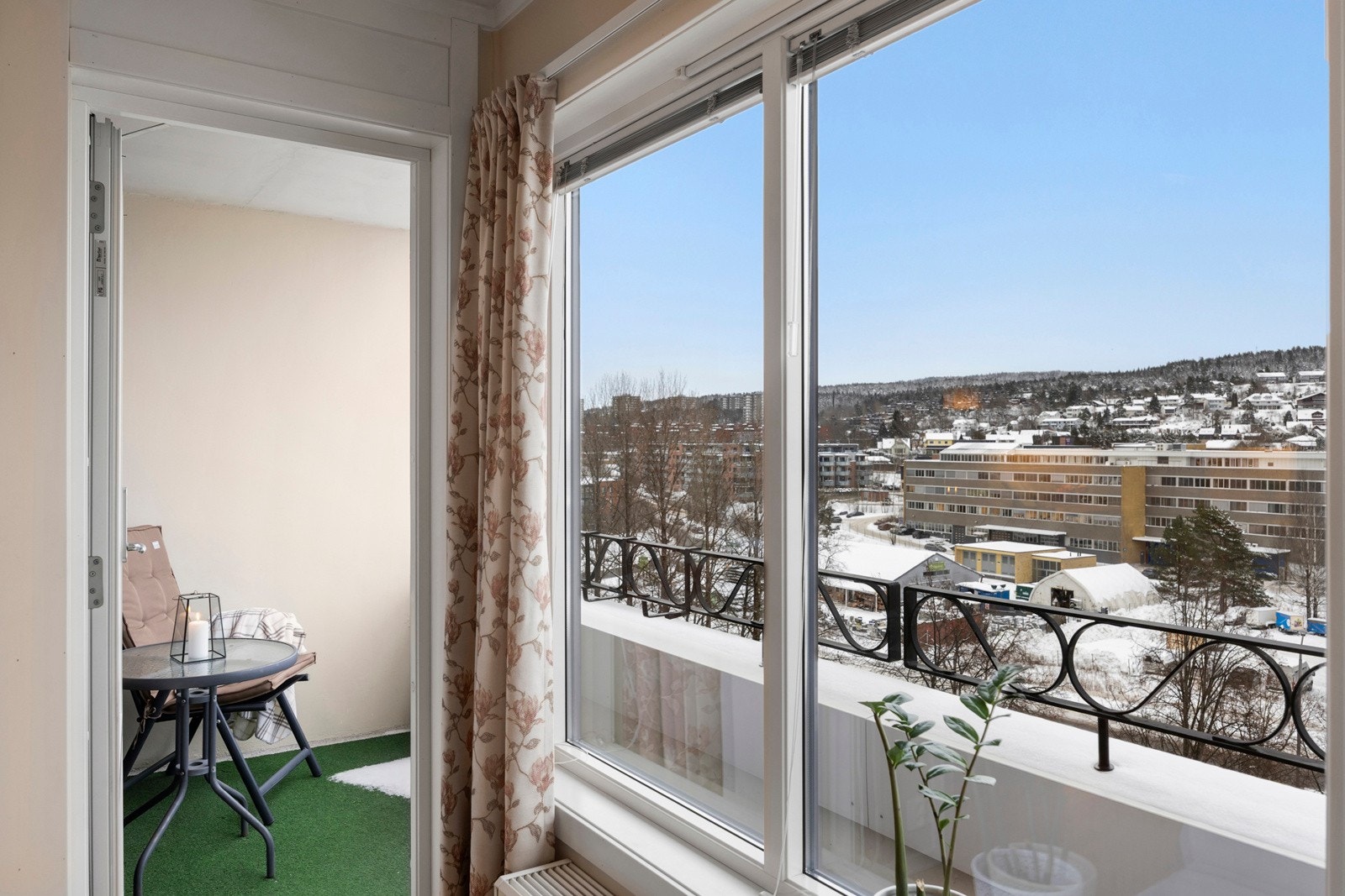 Fra stuen er det dirkete adkomst til en sydøstvendt balkong på 6m² med balkonggress. Galleribilde