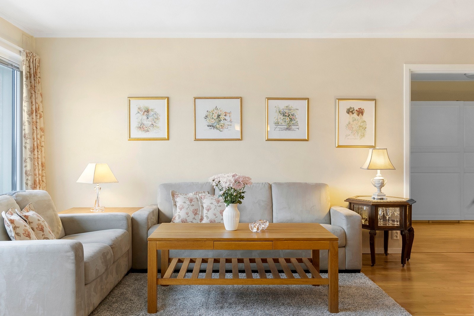 Lys og romslig stue med god plass til sofagruppe. Galleribilde
