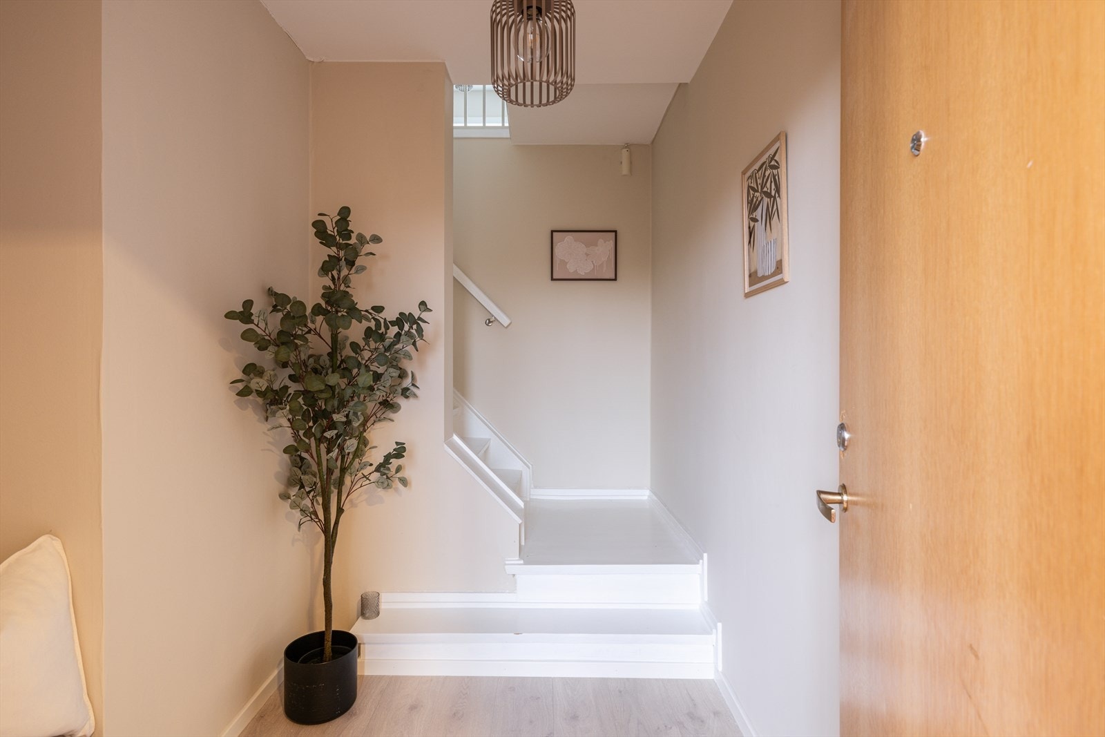 Fra entreen fører trappen deg opp til leilighetens hovedetasje. Galleribilde