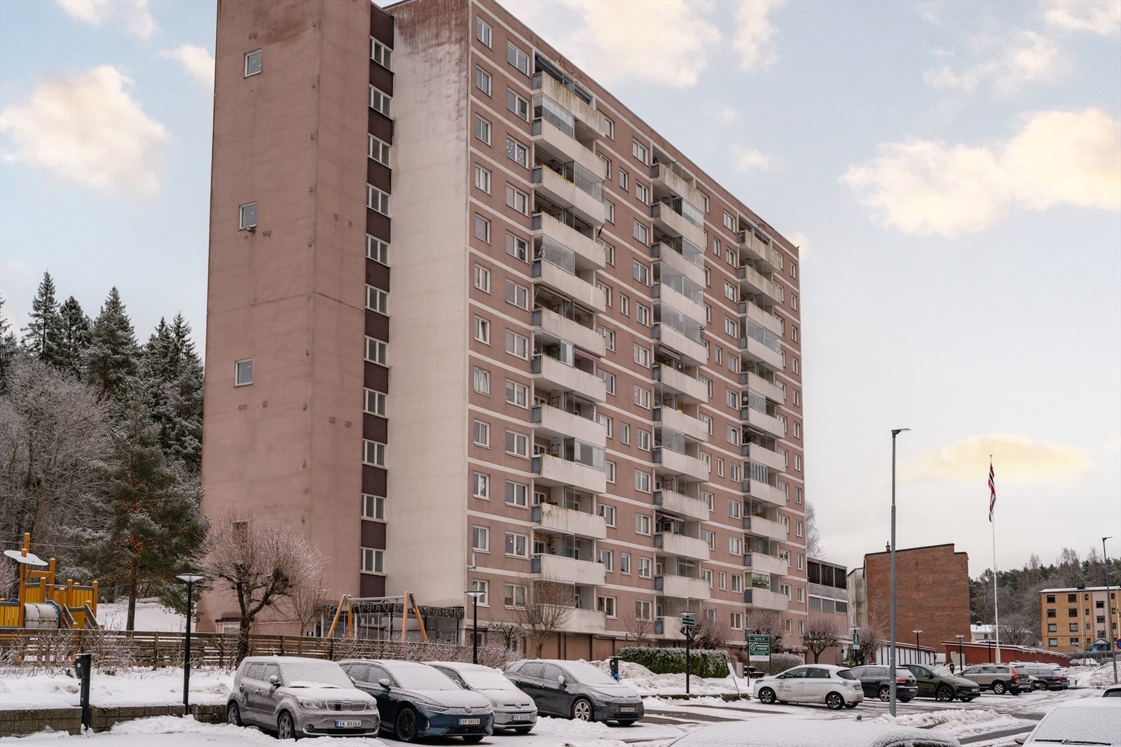 Store, velholdte fellesarealer omkranser bygget. Galleribilde