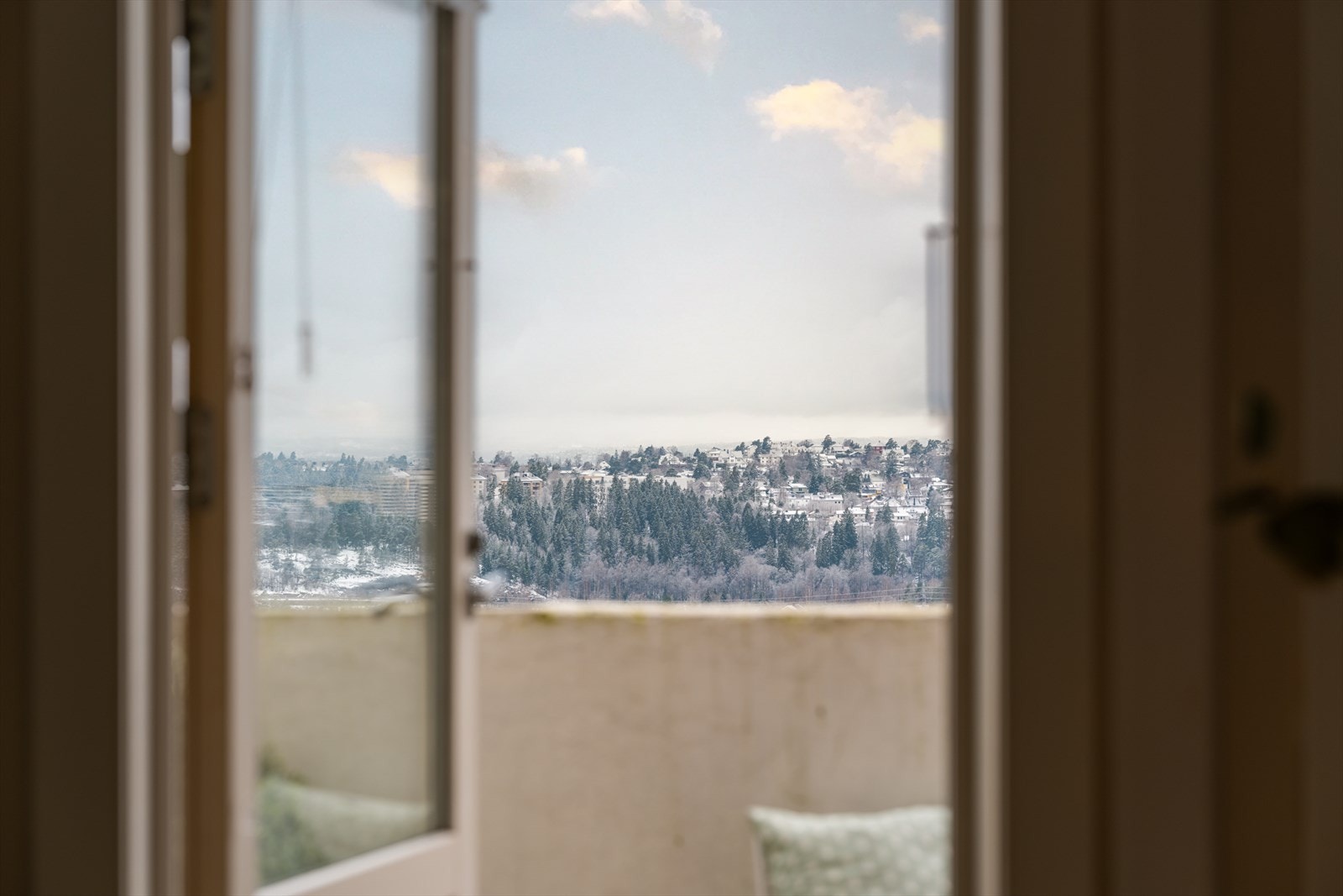 Utgangen til balkongen rammer inn den fine utsikten. Galleribilde