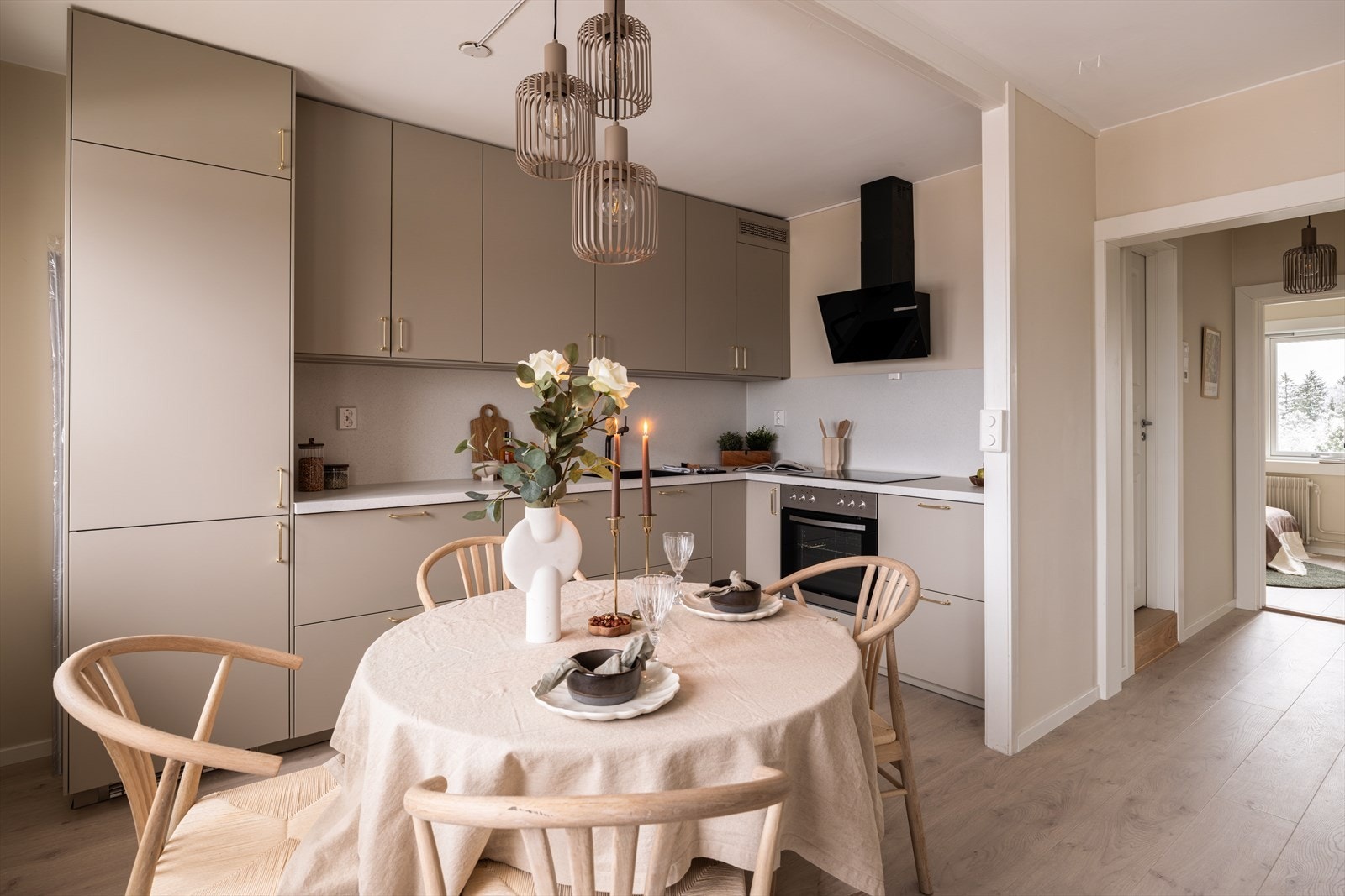 Kjøkkenet har en naturlig spiseplass i tilknytning til stuen. Galleribilde