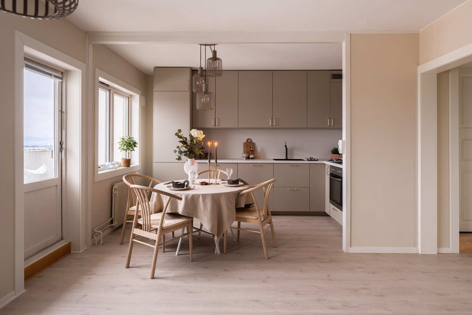 Fra kjøkkenet er det direkte utgang til en nordvestvendt balkong. Galleribilde