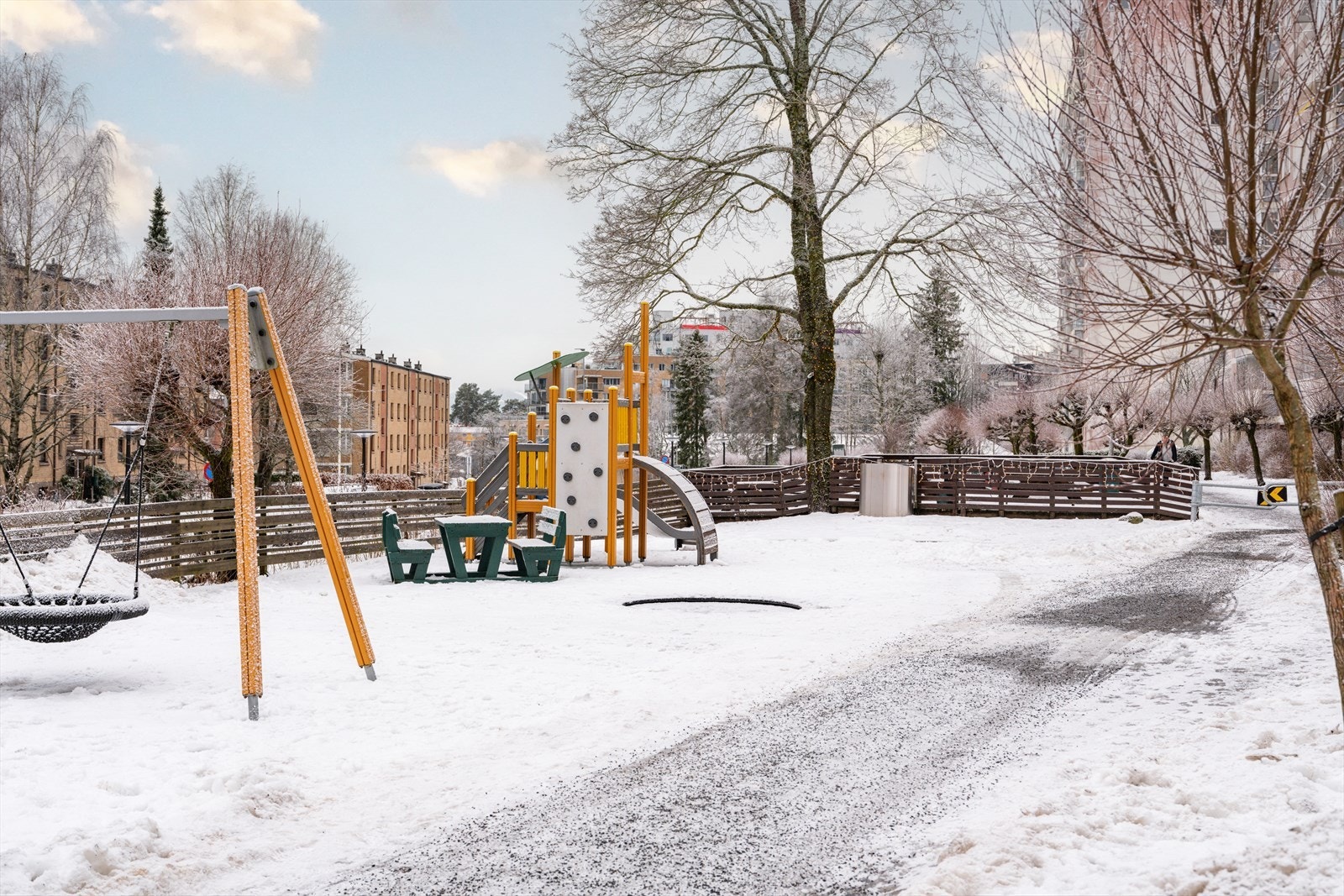 Nærområdet er barnevennlig med flere lekeplasser i umiddelbar nærhet. Galleribilde