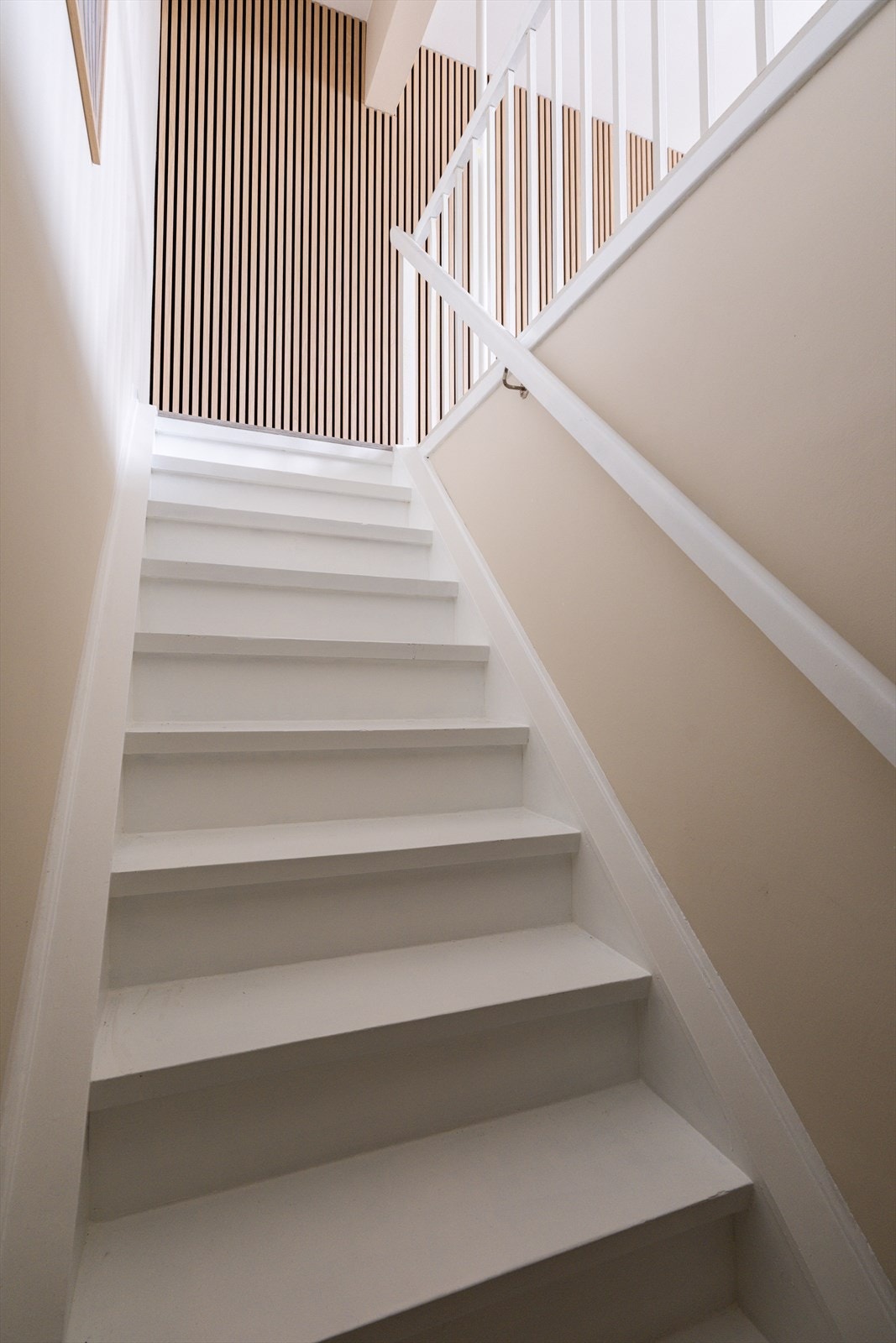 Den hvitmalte trappen binder de to etasjene elegant sammen. Galleribilde