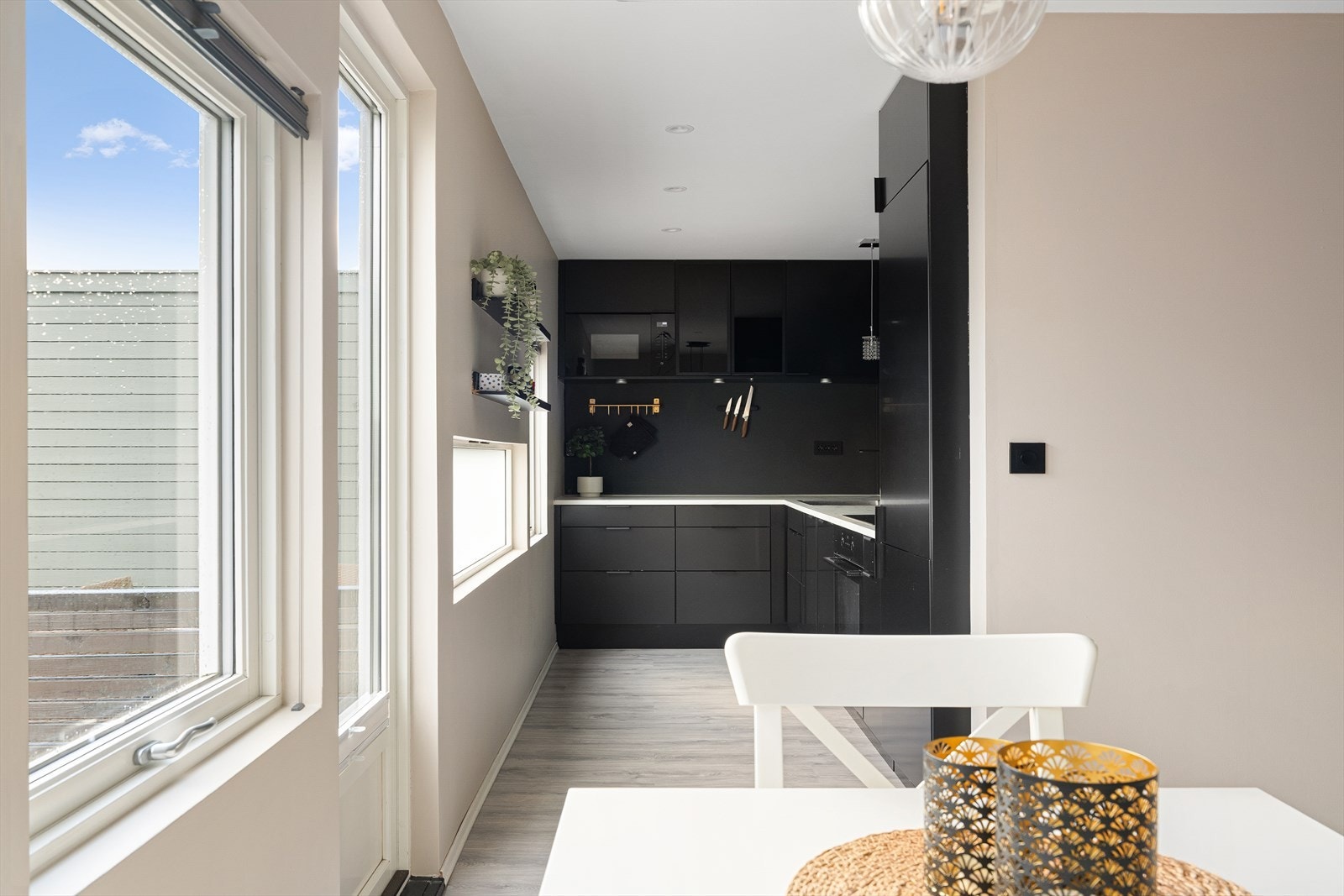 Pent kjøkken i svart utførelse Galleribilde