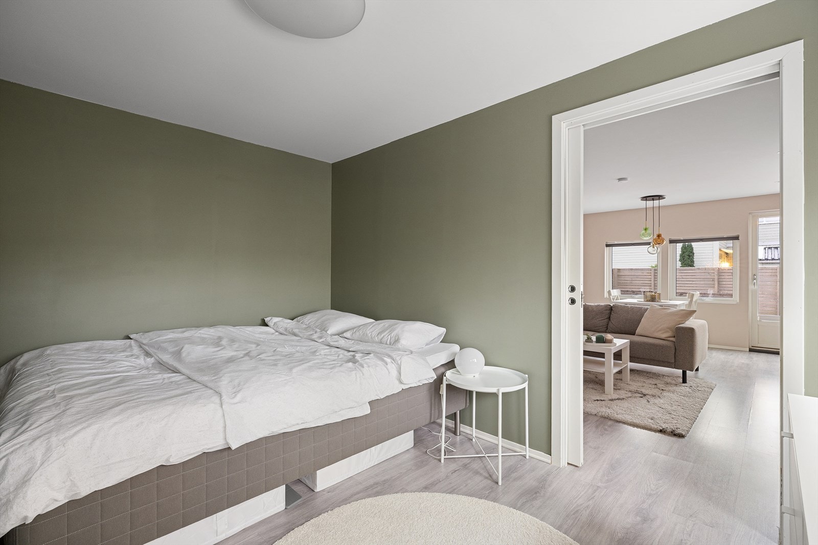 Rommelig soverom Galleribilde