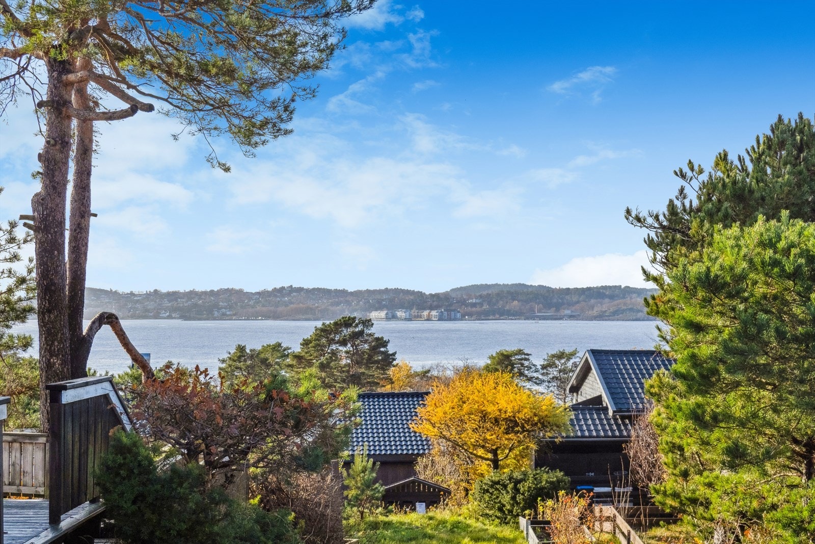 Fin utsikt mot sjøen, et vakkert blikkfang som setter en rolig og harmonisk ramme rundt eiendommen. Galleribilde
