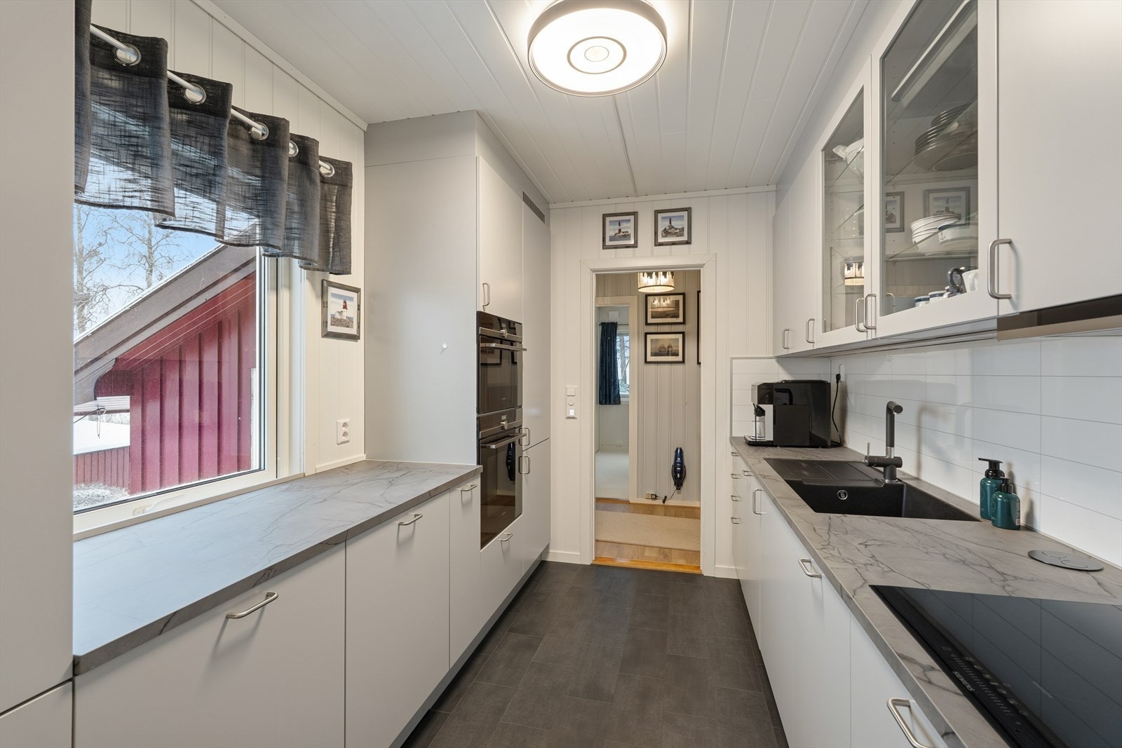 Rikelig med skap- og benkeplass. Galleribilde