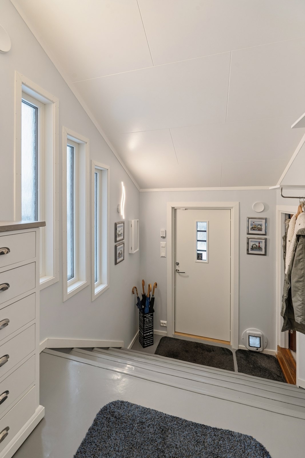 Her ønskes man velkommen inn i en lys og romslig entré med trappeoppgang. Her er det god plass til å henge fra seg yttertøy og sette fra seg sko. Galleribilde