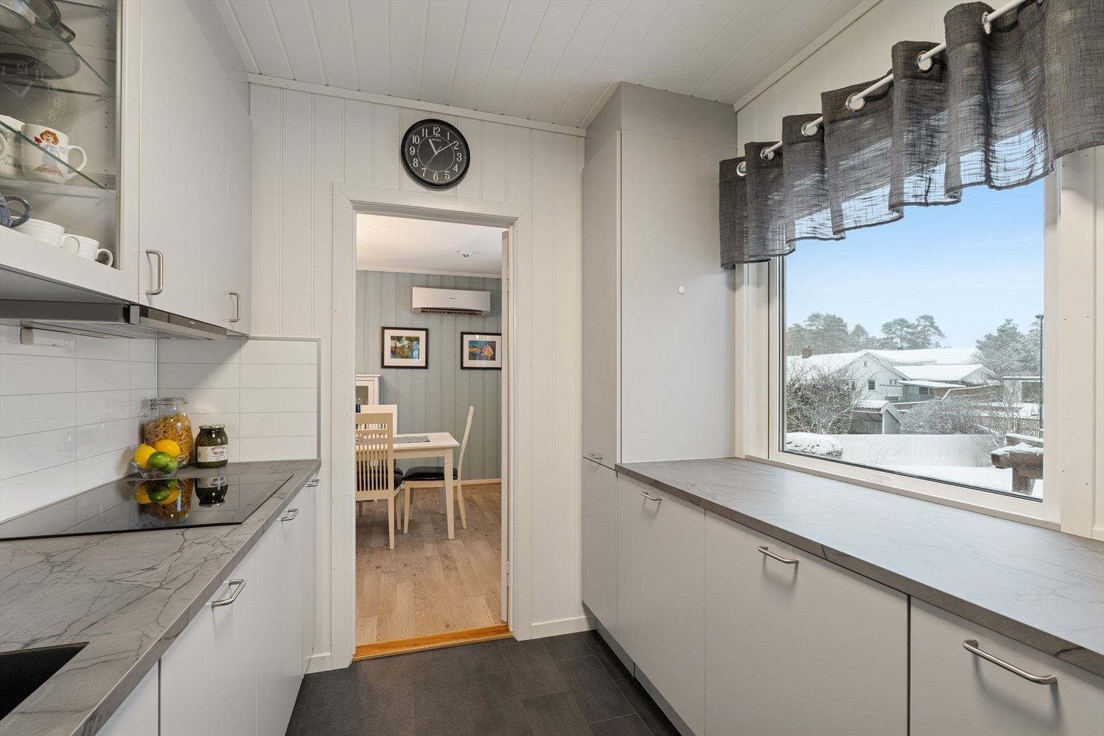 Nyere strøkent kjøkken med fint dagslys! Galleribilde