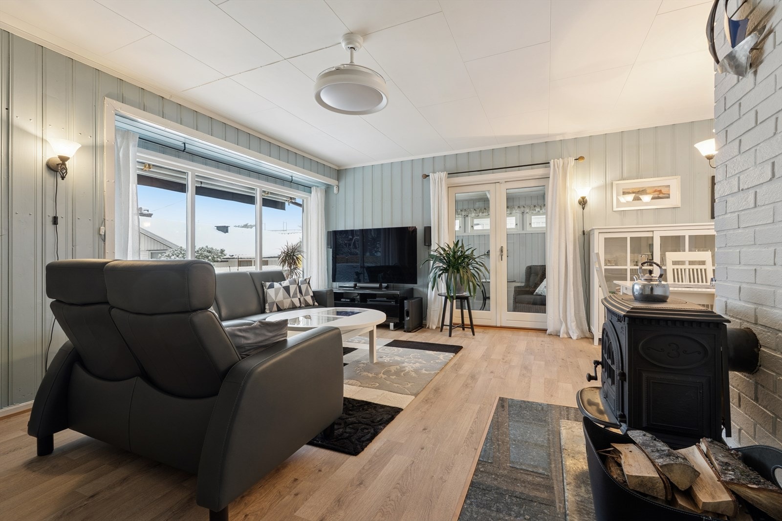 Stuen byr på en luftig atmosfære med store vindusflater som slipper inn rikelig med naturlig lys. Galleribilde