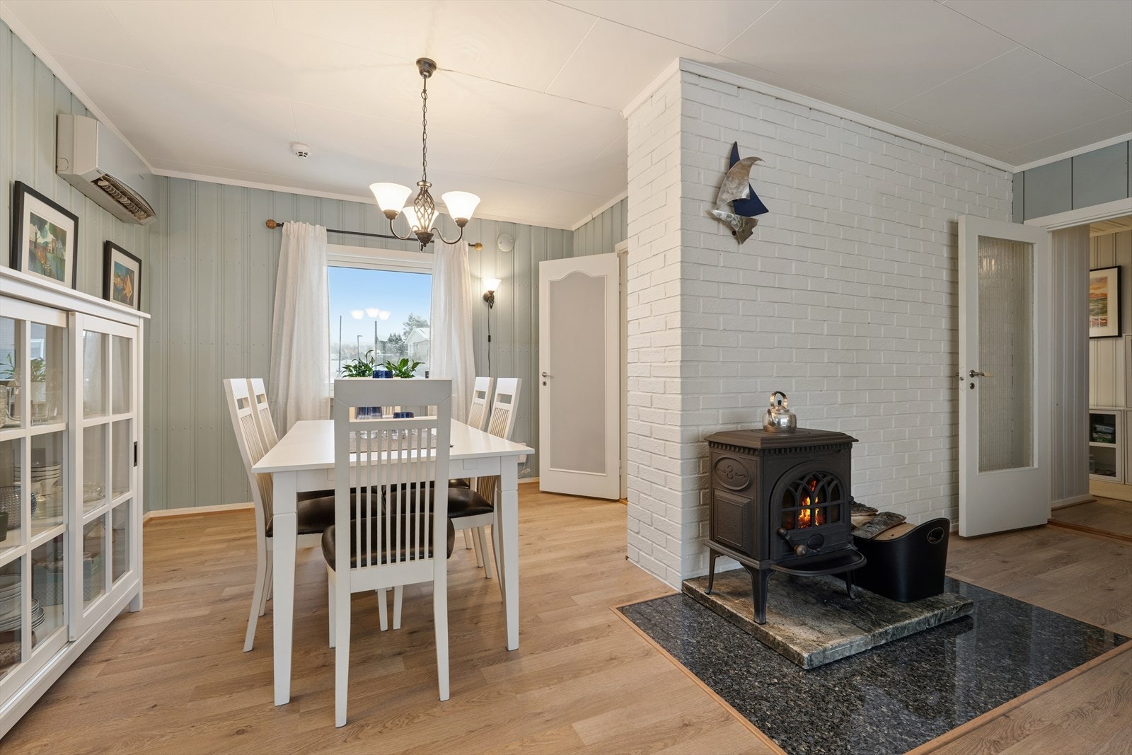 Vedovn i stue gir en lun og god varme på kalde vinterdager. Galleribilde