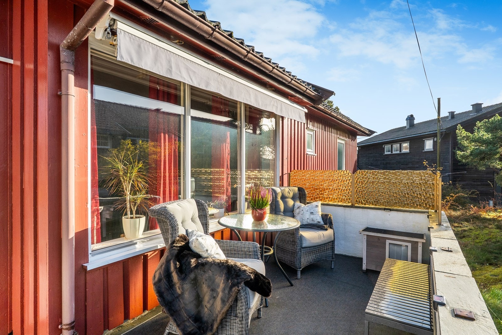 Uteplass med utemøbler, tilpass etter behov og skap ditt perfekte sted for avslapning og hygge. Galleribilde