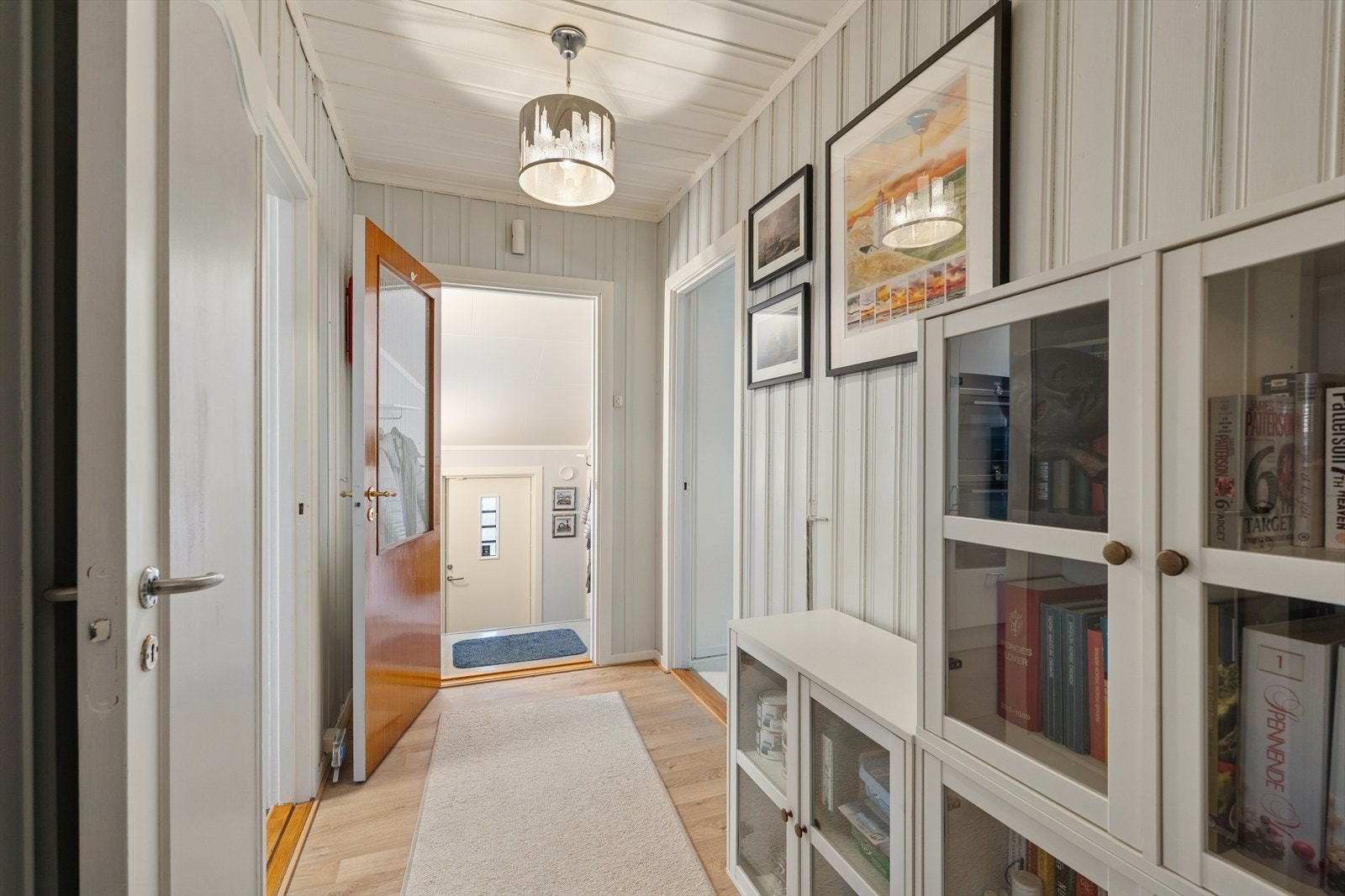 Innenfor hoveddøren gir entrèen et meget godt og hyggelig førsteinntrykk, og som får deg til å føle deg hjemme fra første stund. Galleribilde