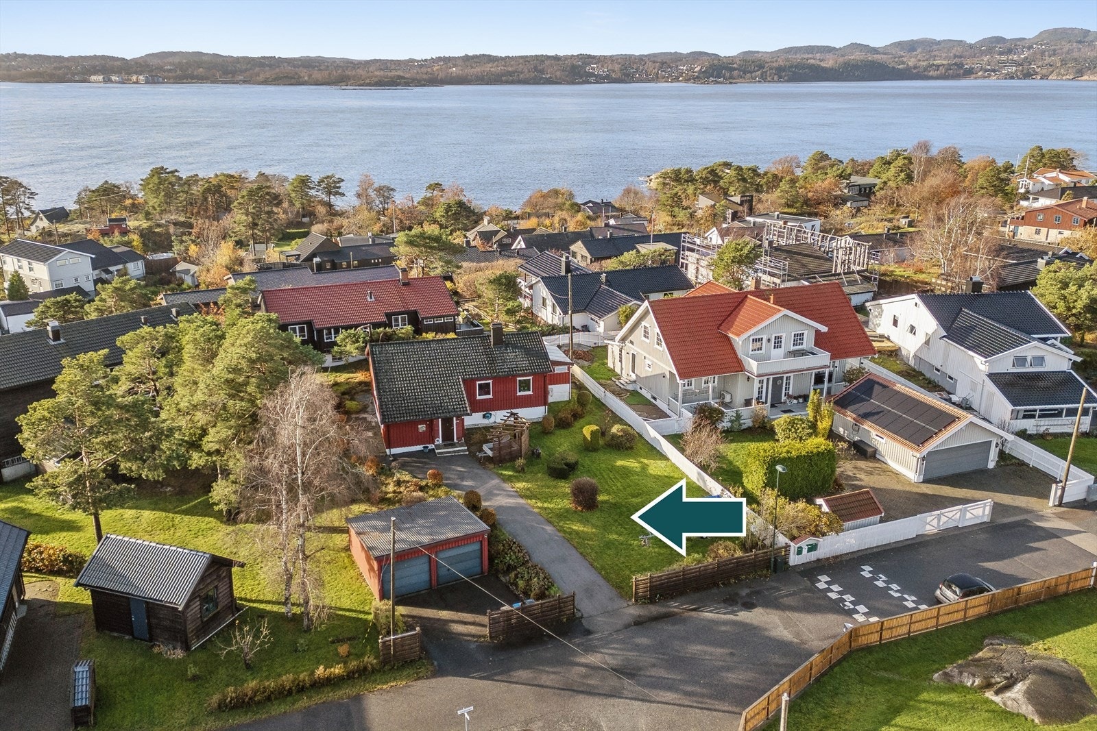 Her bor du med kort avstand til flotte badeplasser, friluftsområder og båthavn, samt et rikt utvalg av fasiliteter og servicetilbud. Galleribilde