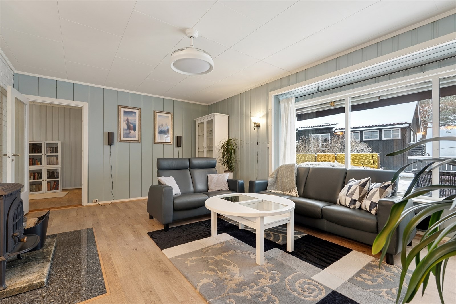 Lys og fin stue, et naturlig samlingspunkt for familien. Galleribilde