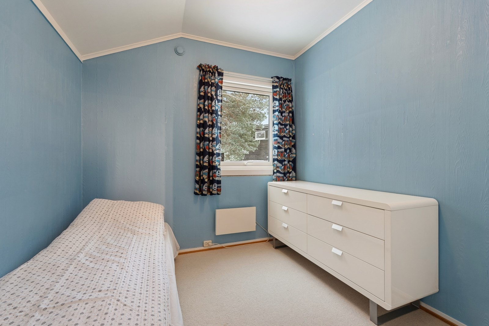 Lyst og luftig soverom klart for innredning etter eget ønske og behov. Galleribilde