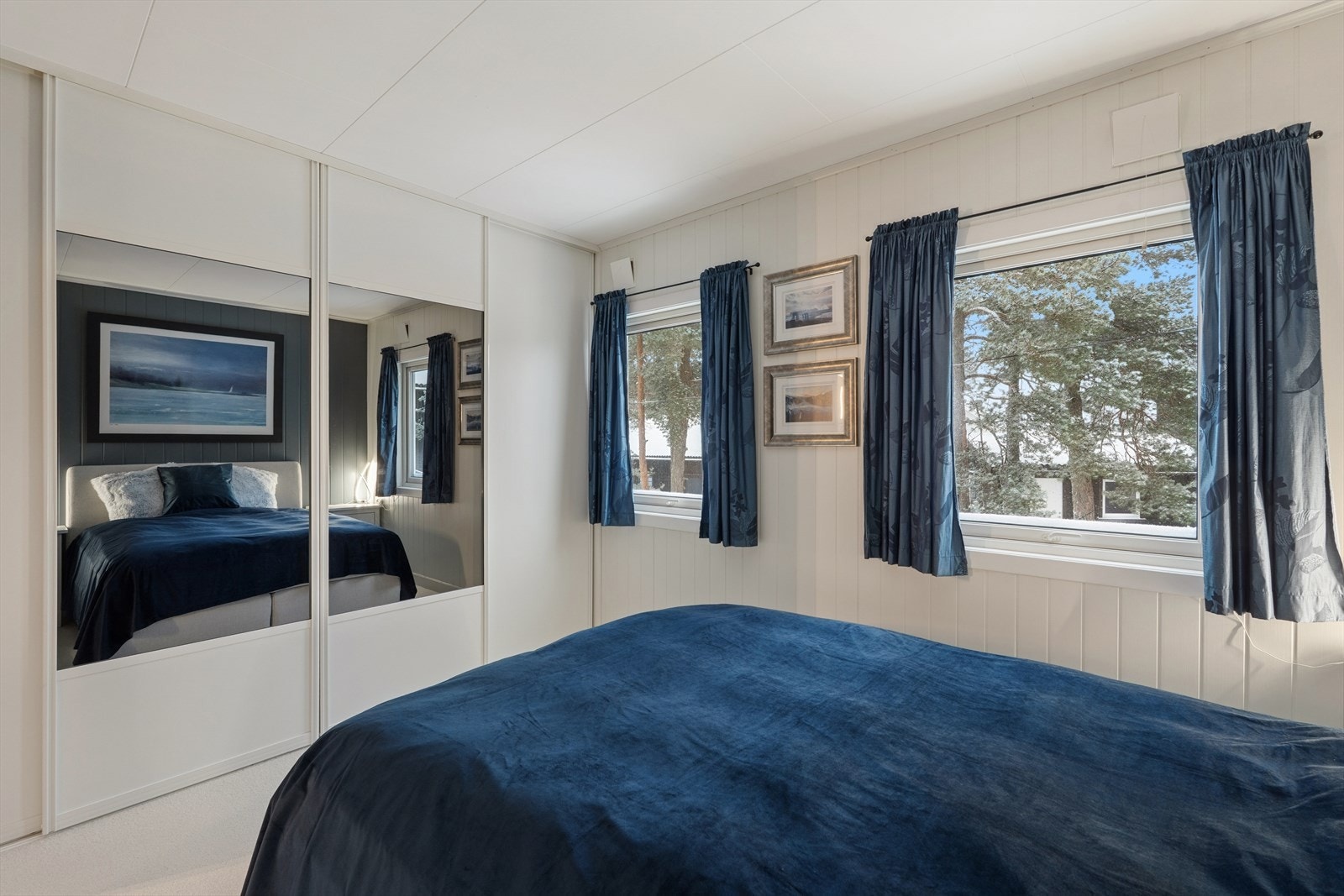 Praktisk speil-/skyvedørsgarderobe som gir god oppbevaring. Galleribilde