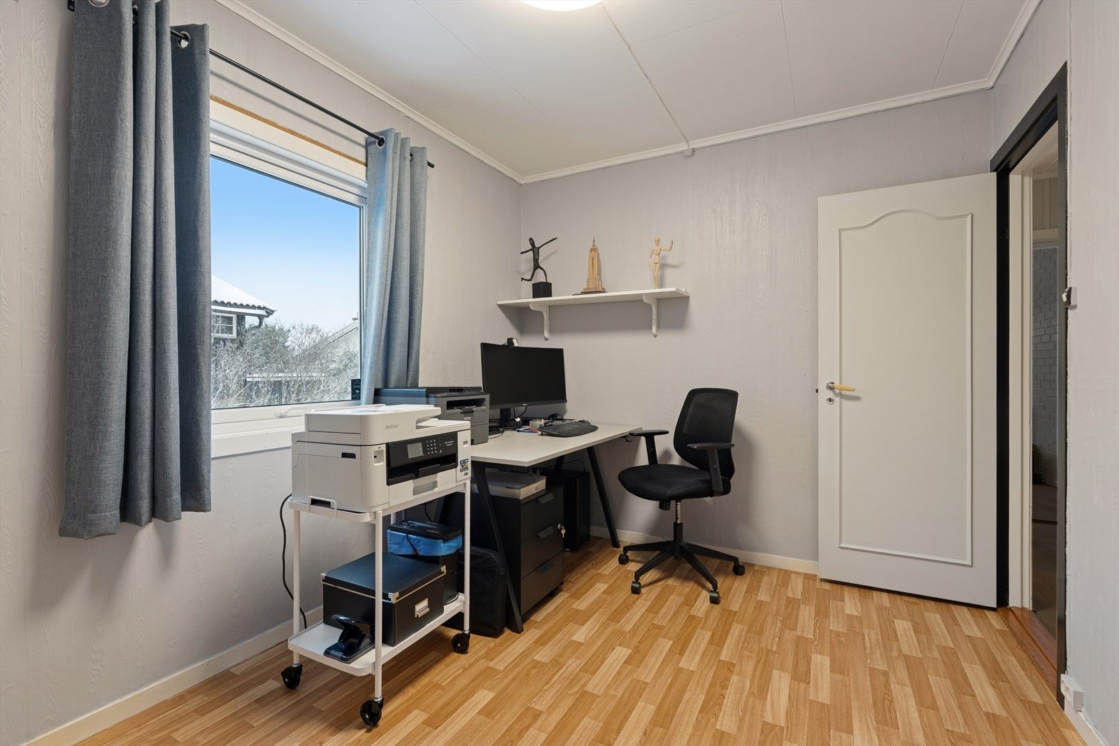 Pent soverom som i dag brukes som hjemmekontor, et fleksibelt rom med flere muligheter for innredning. Galleribilde