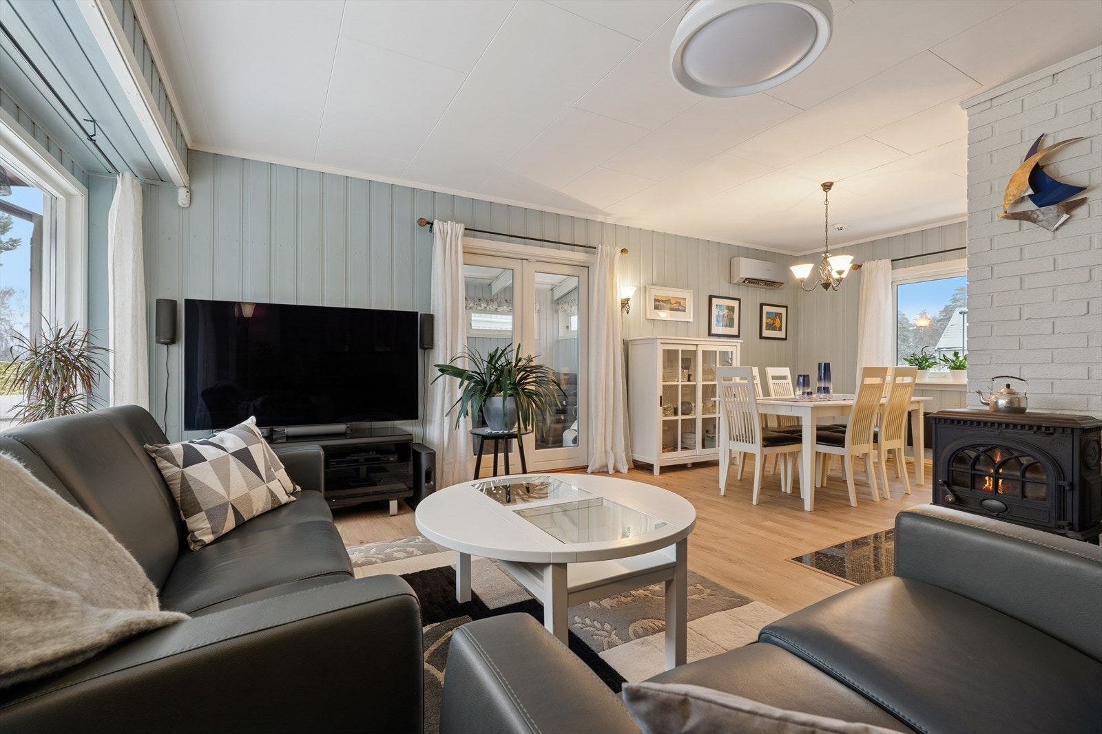 Her kan du uten problemer innrede med både en komfortabel sofagruppe og en innbydende spiseplass. Galleribilde