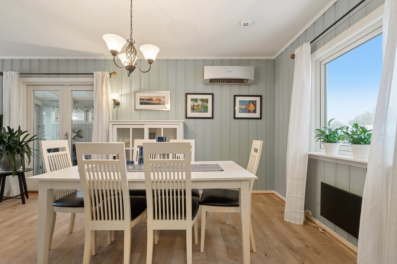 Lys og fin spisestue som skaper en innbydende atmosfære for hyggelige måltider. Galleribilde