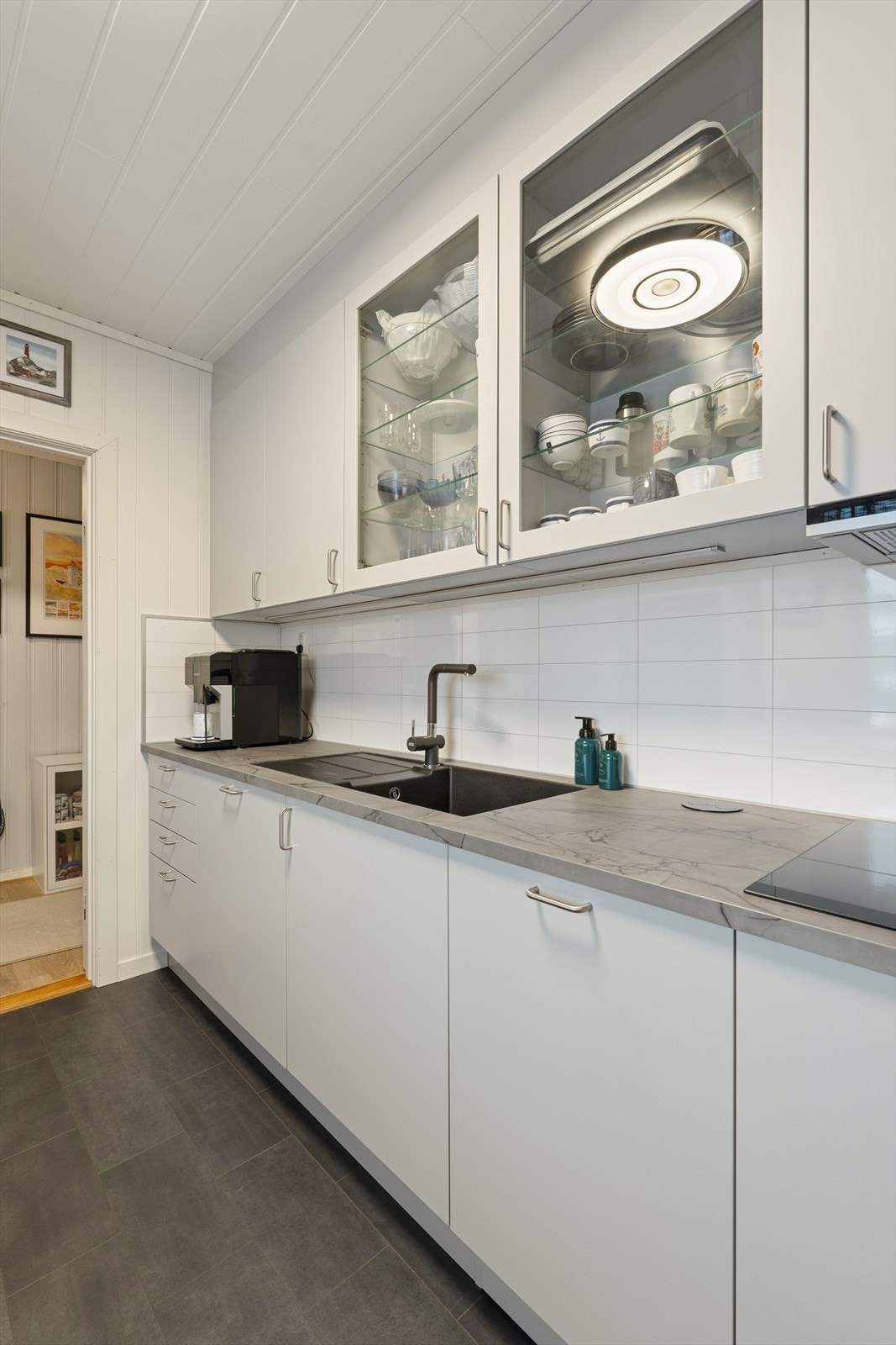 Funksjonell og oversiktlig kjøkkenløsning som legger til rette for både hyggelig matlaging og god oppbevaring. Galleribilde